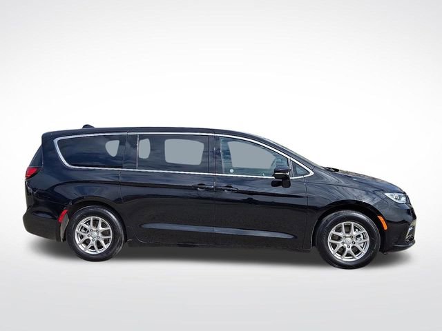 Used 2025 Chrysler Pacifica Select image 7