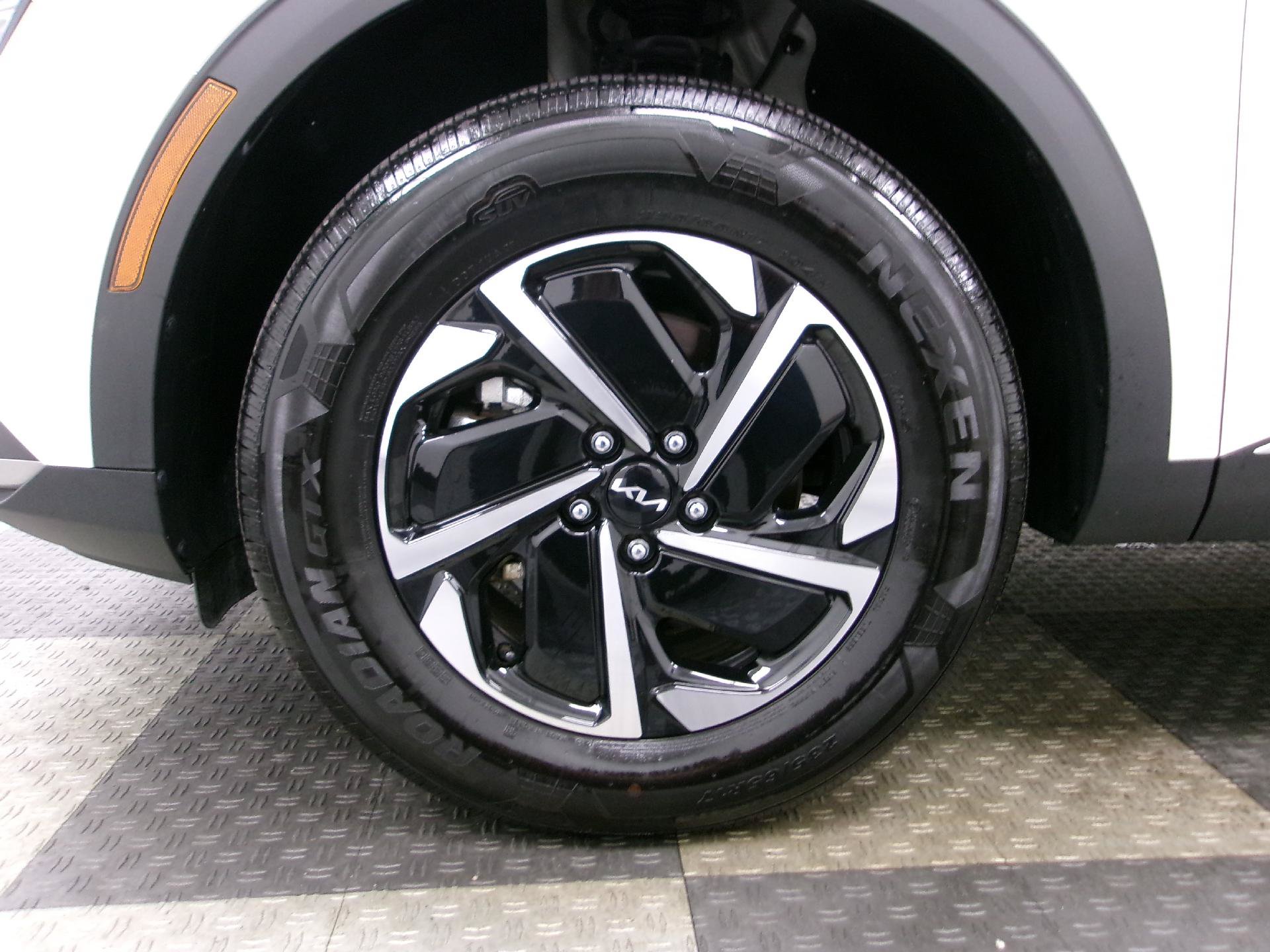 Used 2025 Kia Sportage LX AWD/4WD image 16