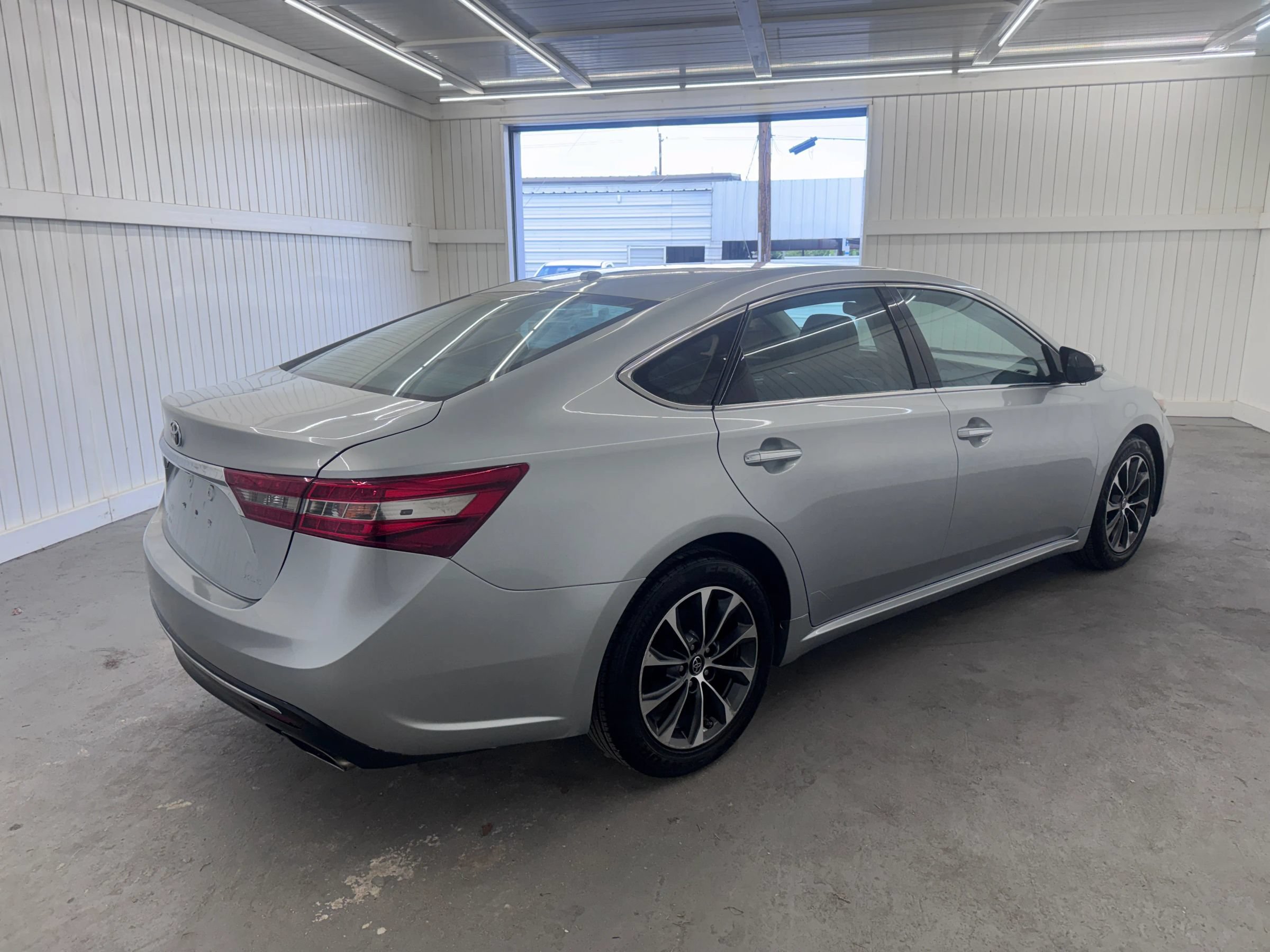 Used 2016 Toyota Avalon XLE FWD image 5