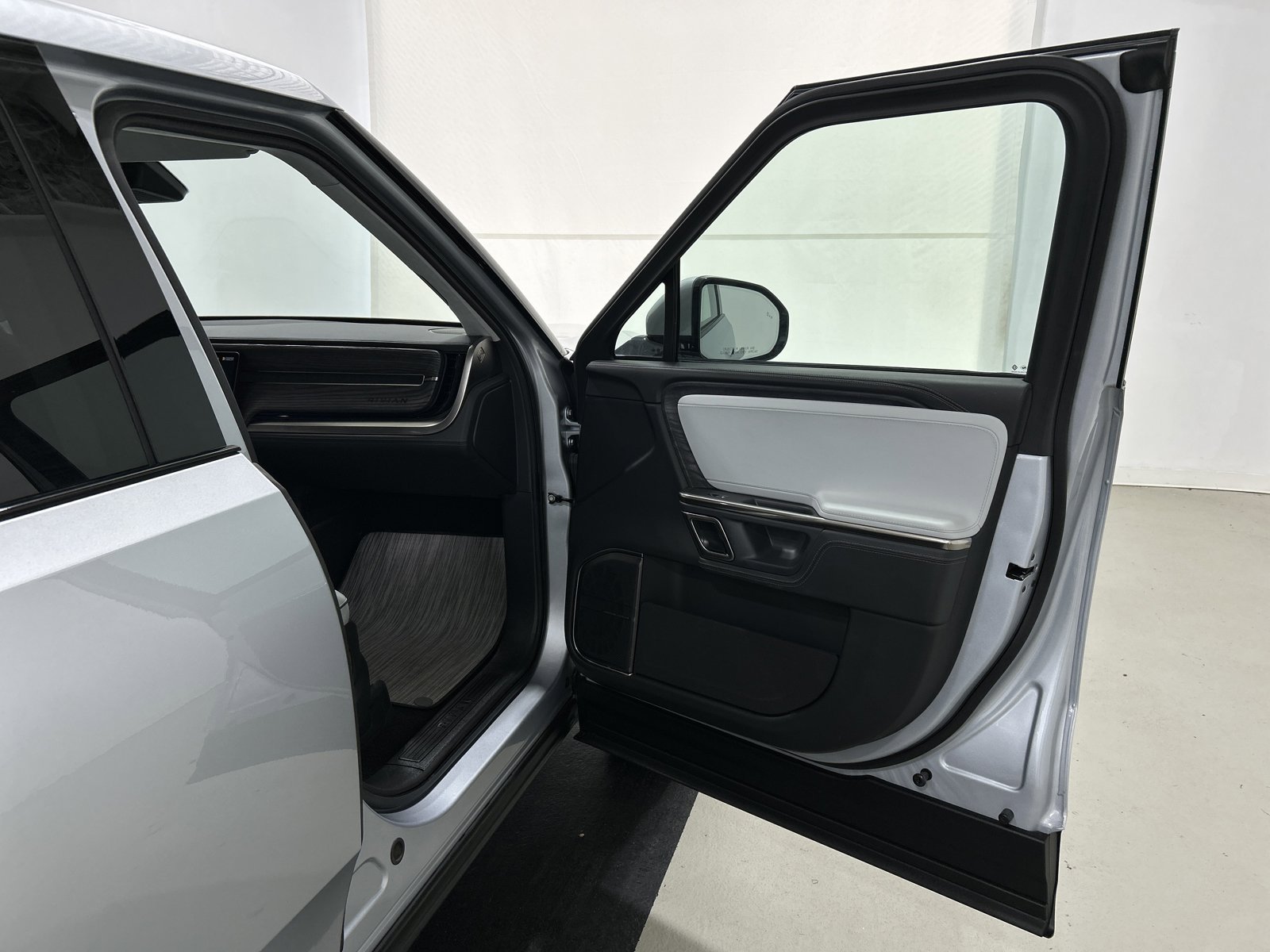 Used 2023 Rivian R1T Adventure AWD/4WD image 18