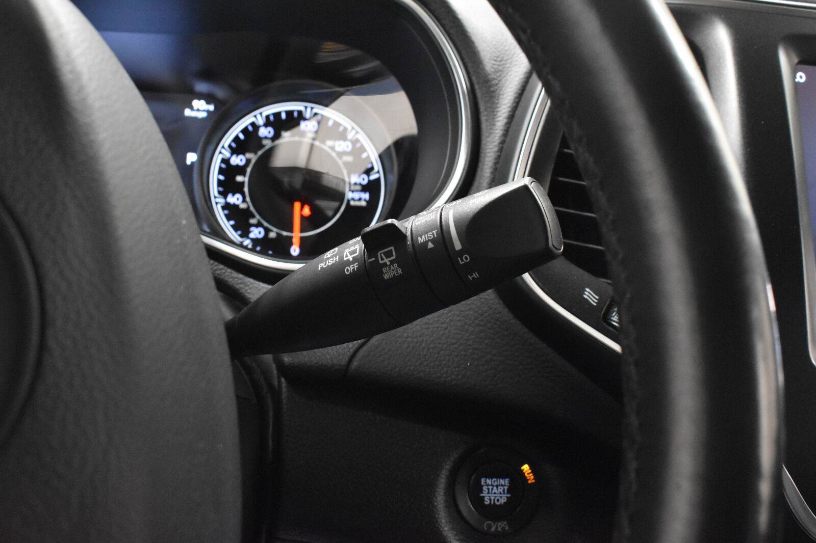 Used 2019 Jeep Cherokee Trailhawk AWD/4WD image 12