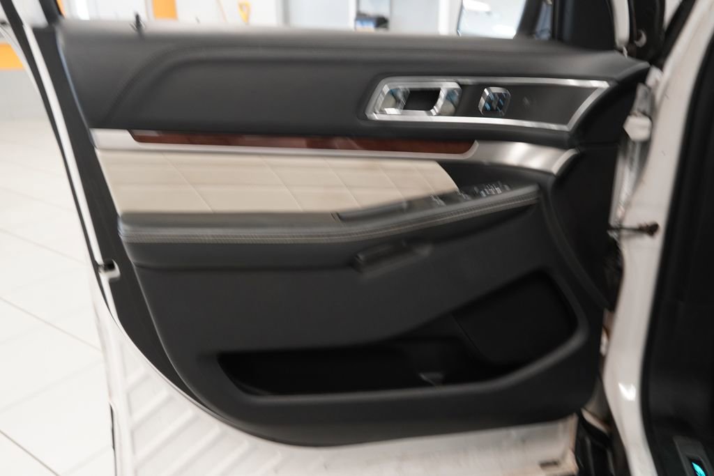 Used 2017 Ford Explorer Platinum image 17