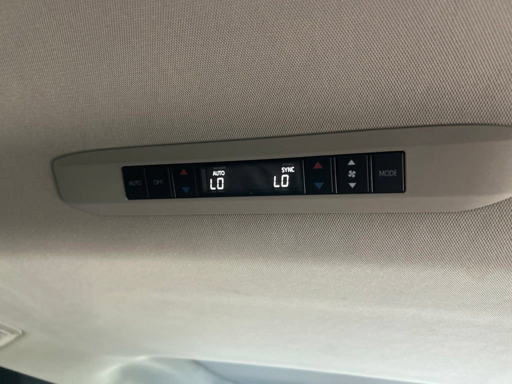 Used 2025 Toyota Sienna XLE FWD image 32