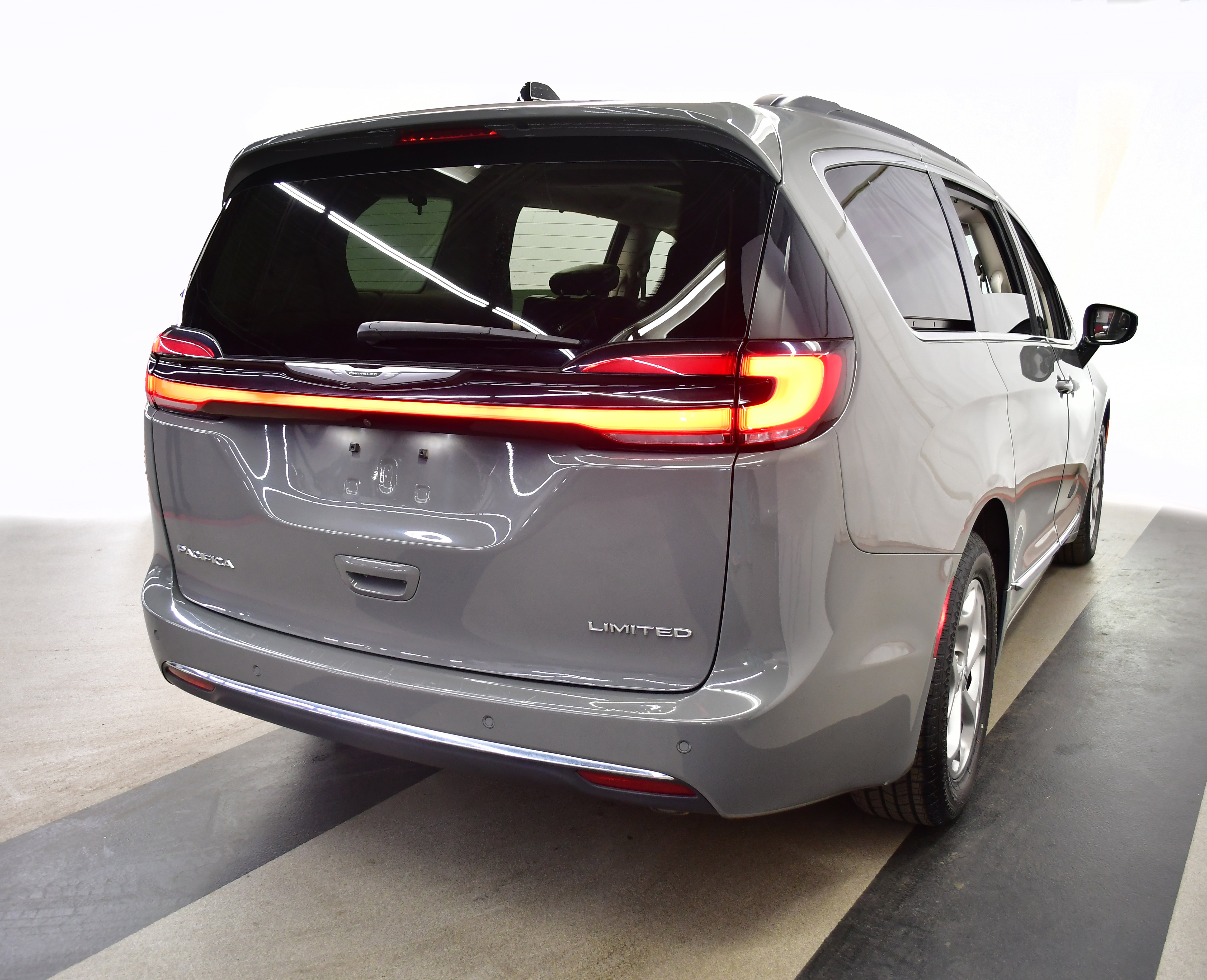 Used 2023 Chrysler Pacifica Limited FWD image 7