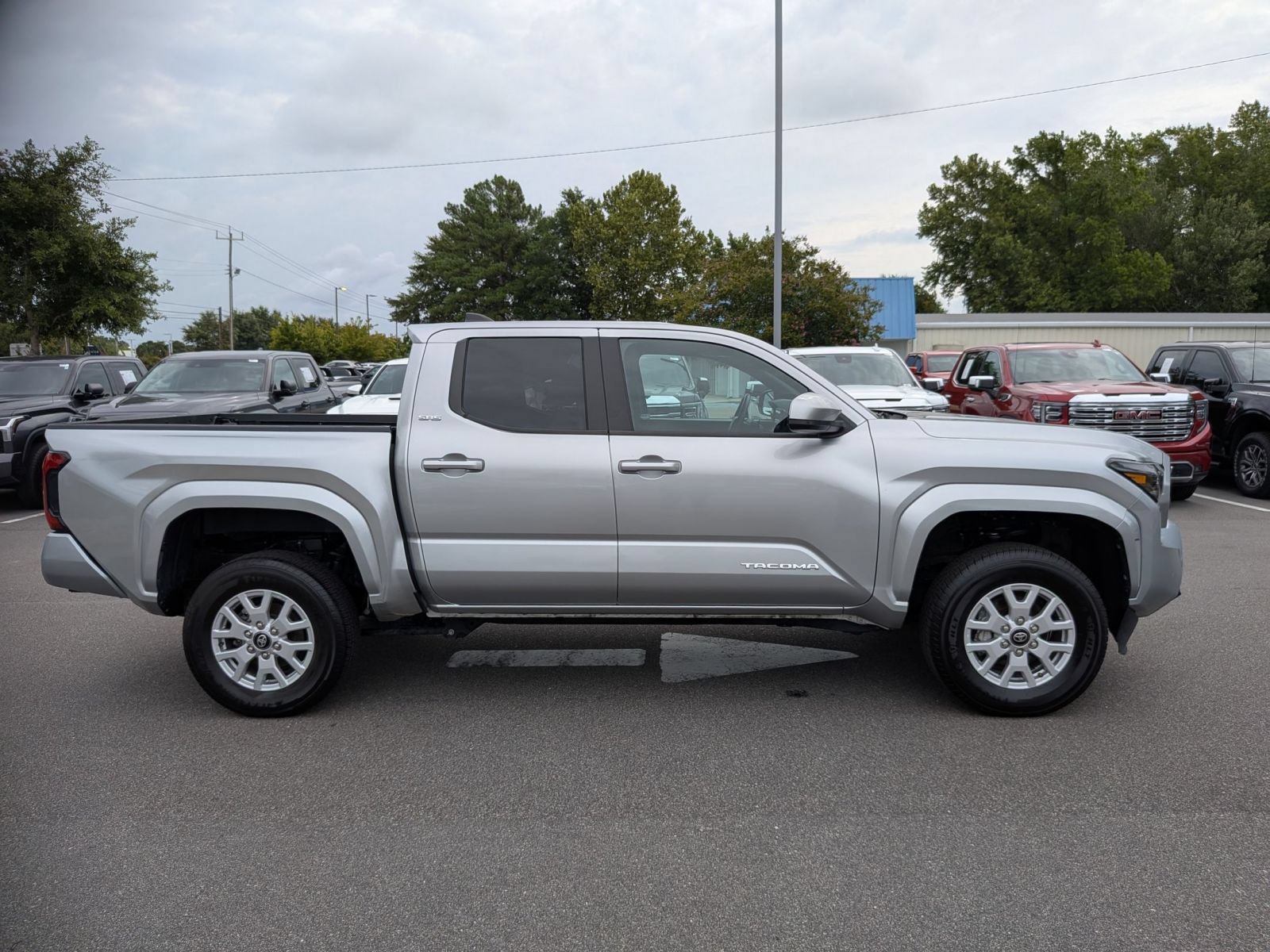 Used 2024 Toyota Tacoma SR5 AWD/4WD image 2