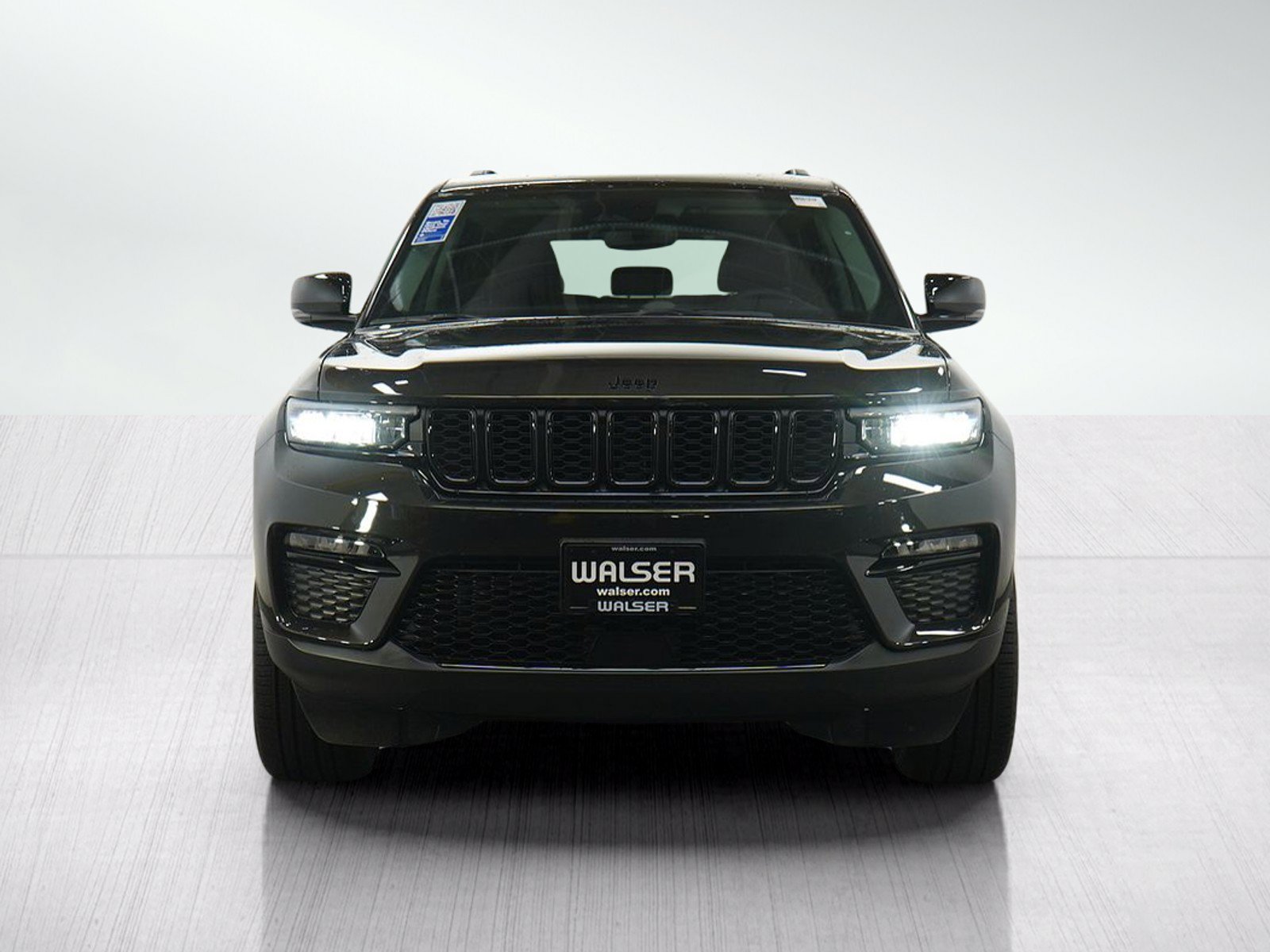 Used 2024 Jeep Grand Cherokee Limited w/ Black Appearance Package AWD/4WD image 8