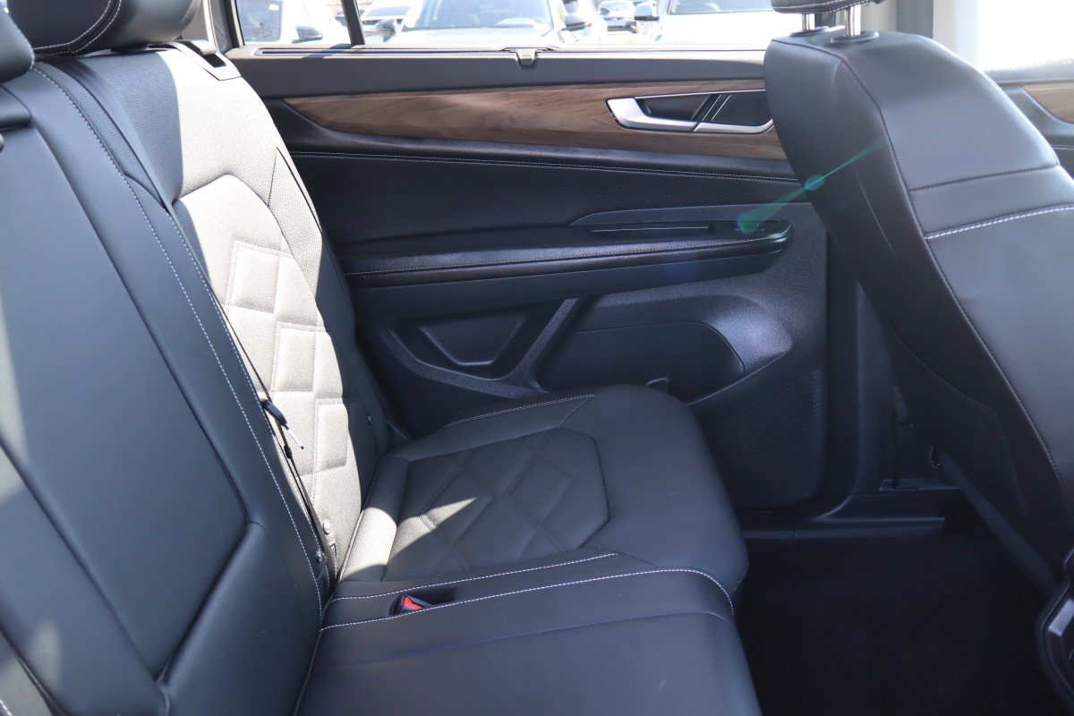 Used 2025 Volkswagen Atlas SE w/ Panoramic Sunroof Package AWD/4WD image 14