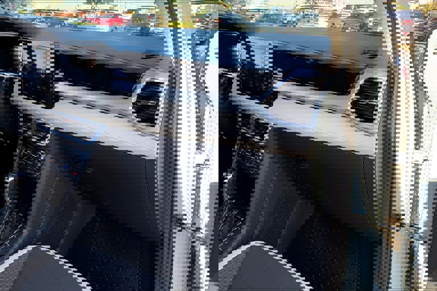 Used 2025 Volkswagen Taos SE FWD image 19