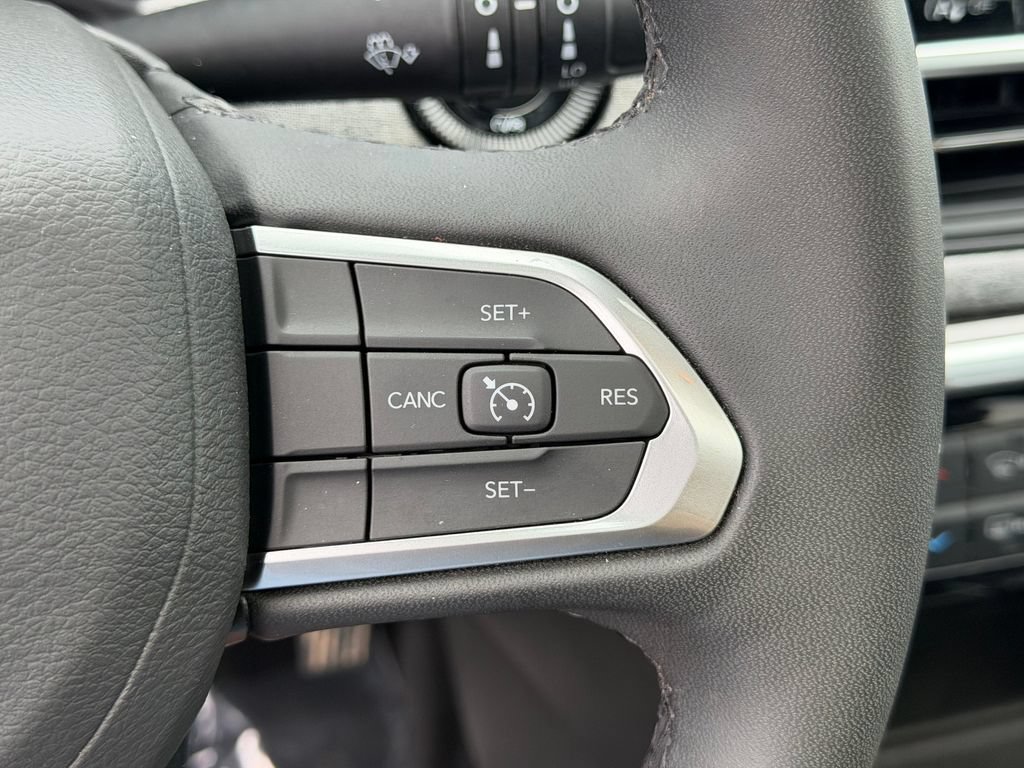 Used 2025 Jeep Compass Latitude w/ Sun & Sound Group AWD/4WD image 25
