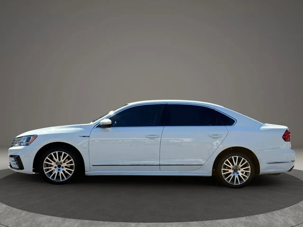 Used 2017 Volkswagen Passat 1.8T R-Line image 8