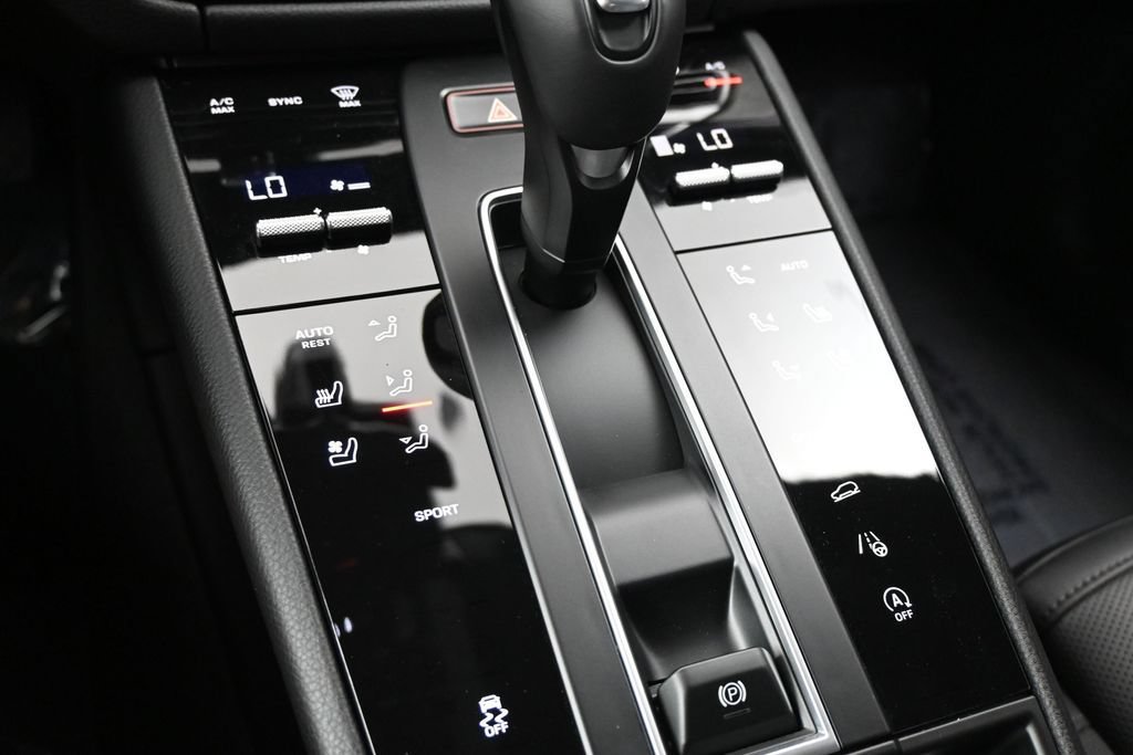Used 2025 Porsche Macan AWD/4WD image 14