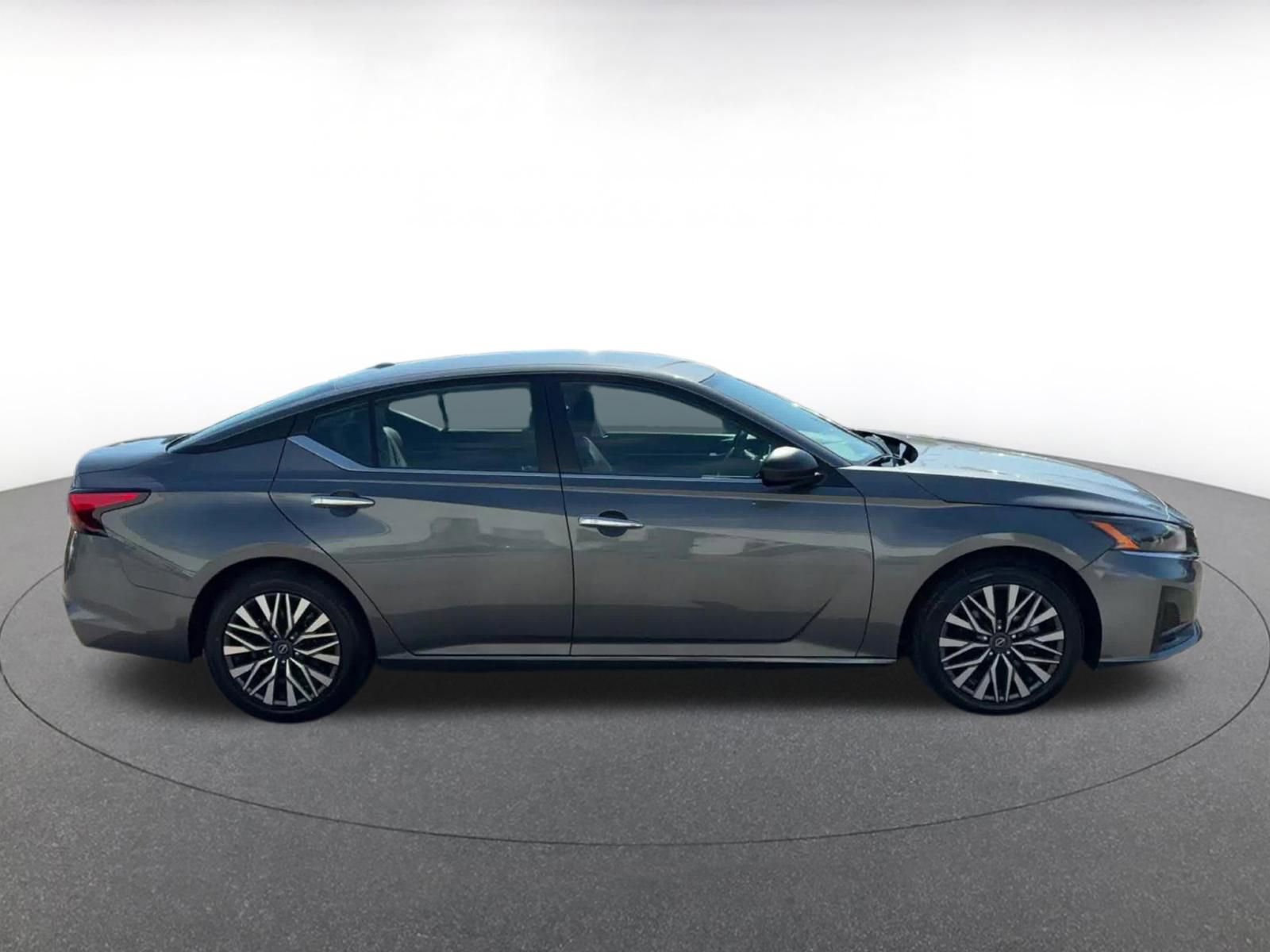 Used 2024 Nissan Altima 2.5 SV FWD image 16