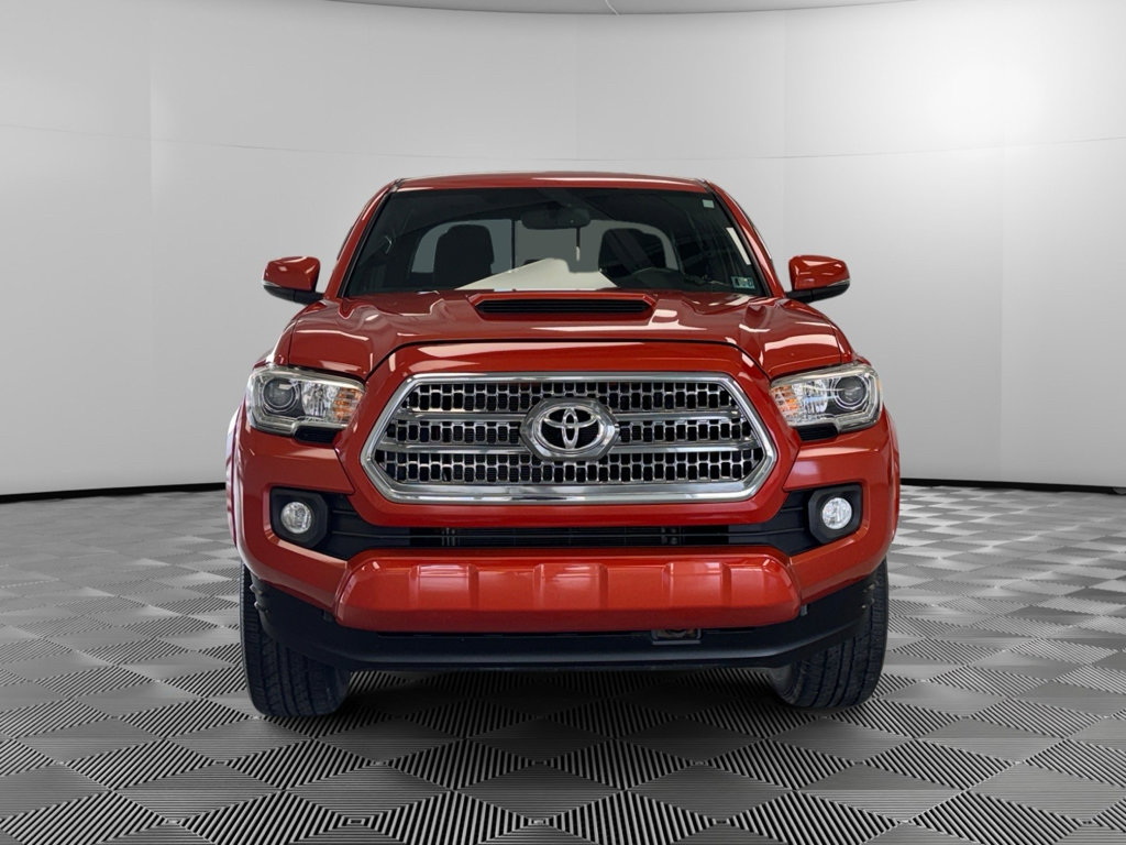 Used 2017 Toyota Tacoma TRD Sport AWD/4WD image 3