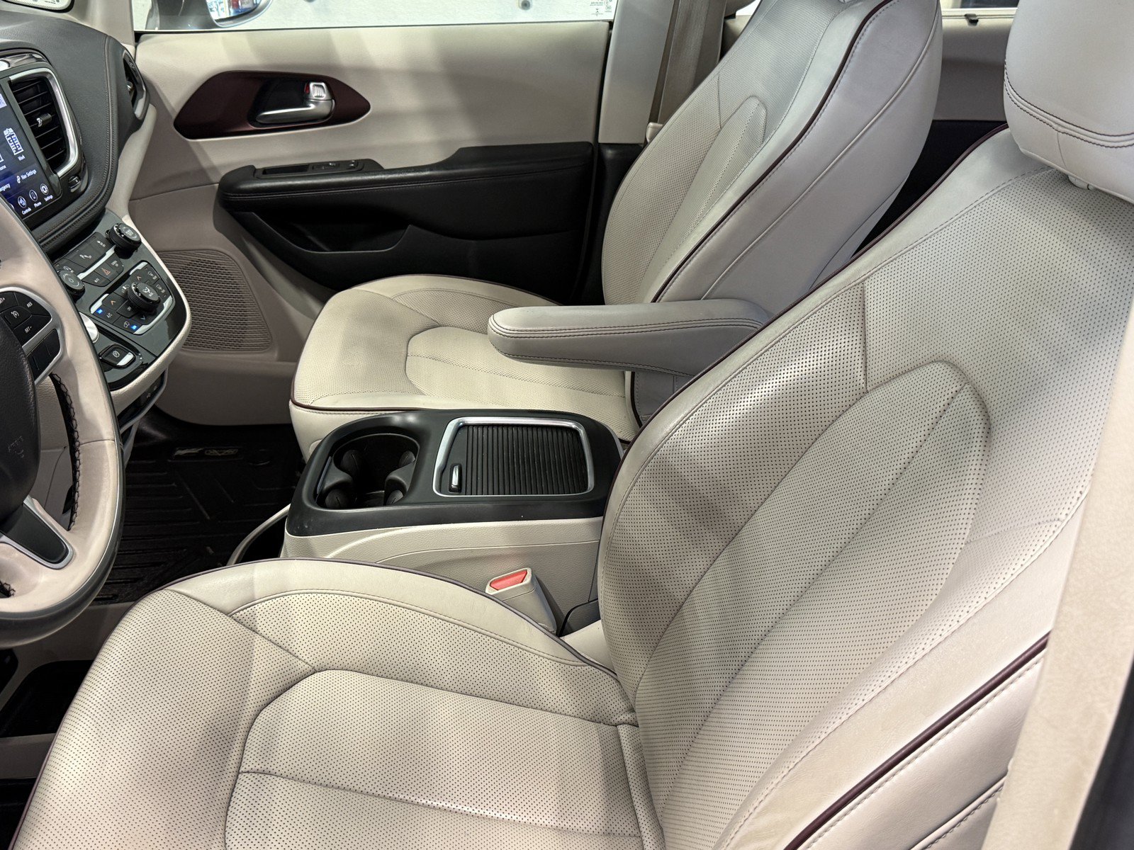 Used 2020 Chrysler Pacifica Limited FWD image 25