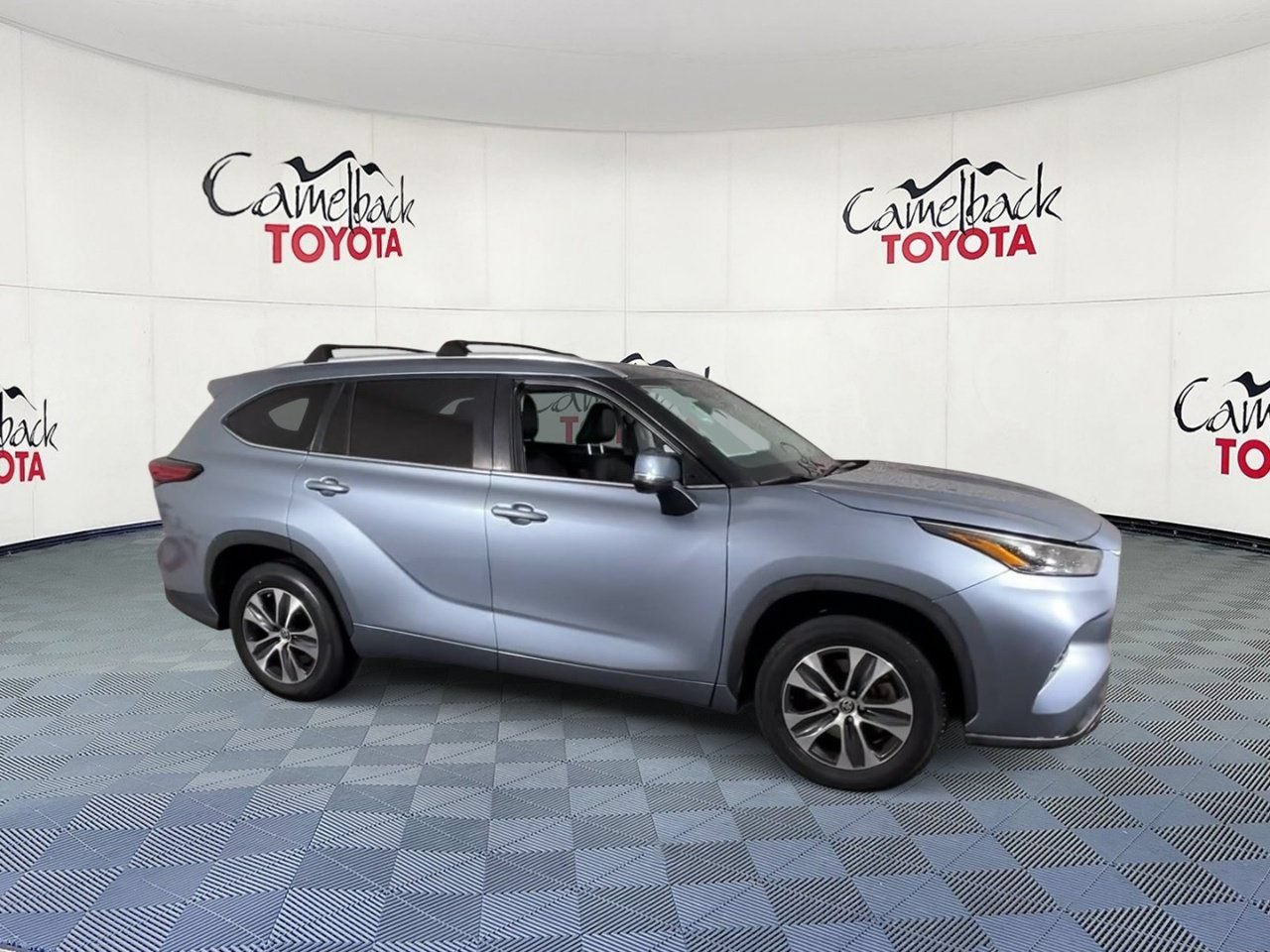 Used 2023 Toyota Highlander XLE FWD image 2