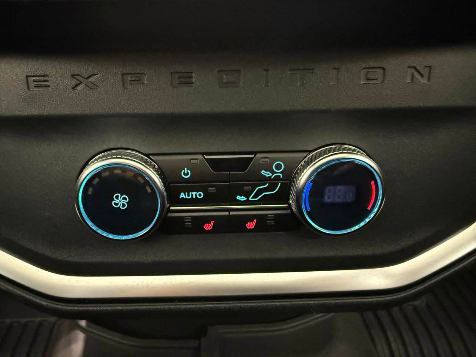 Used 2025 Ford Expedition Platinum AWD/4WD image 26