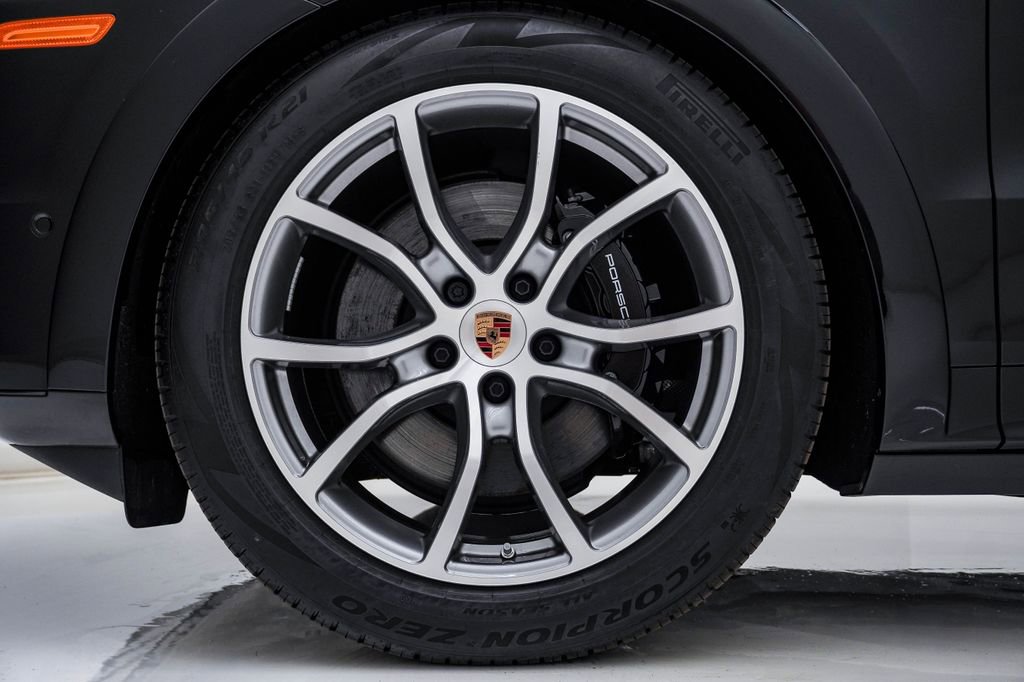 Certified 2025 Porsche Cayenne Coupe image 13