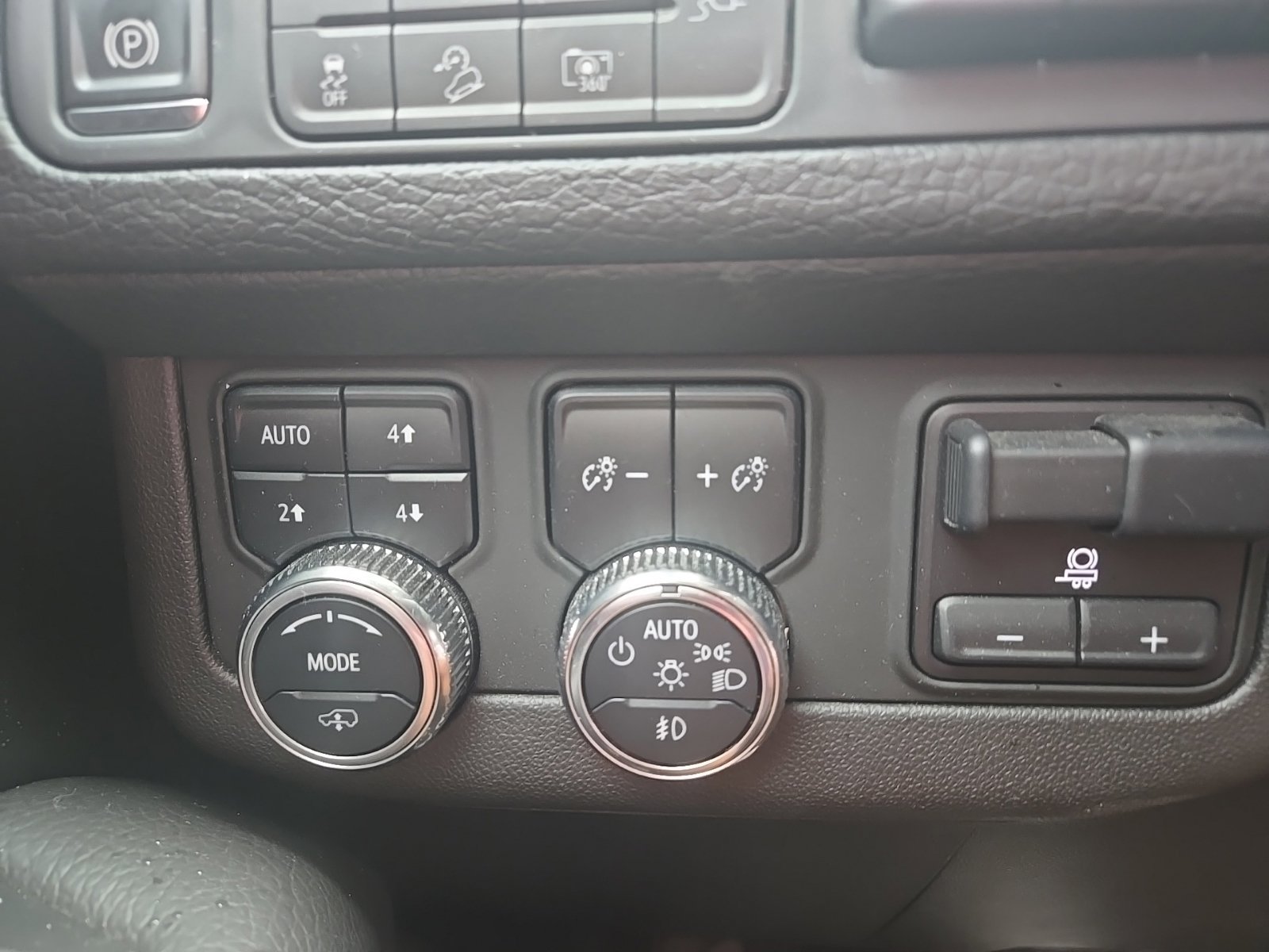 Used 2022 GMC Yukon Denali w/ Denali Ultimate Package AWD/4WD image 16