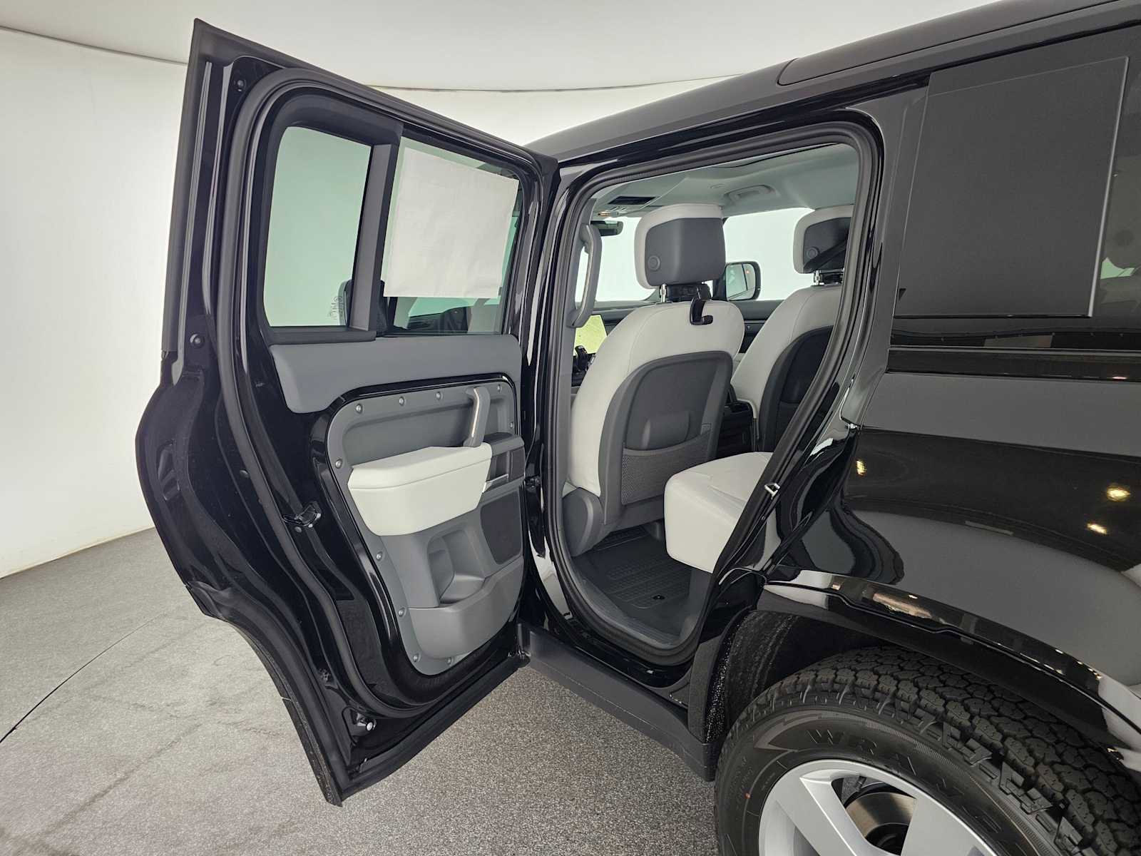 New 2026 Land Rover Defender 110 X-Dynamic SE image 15