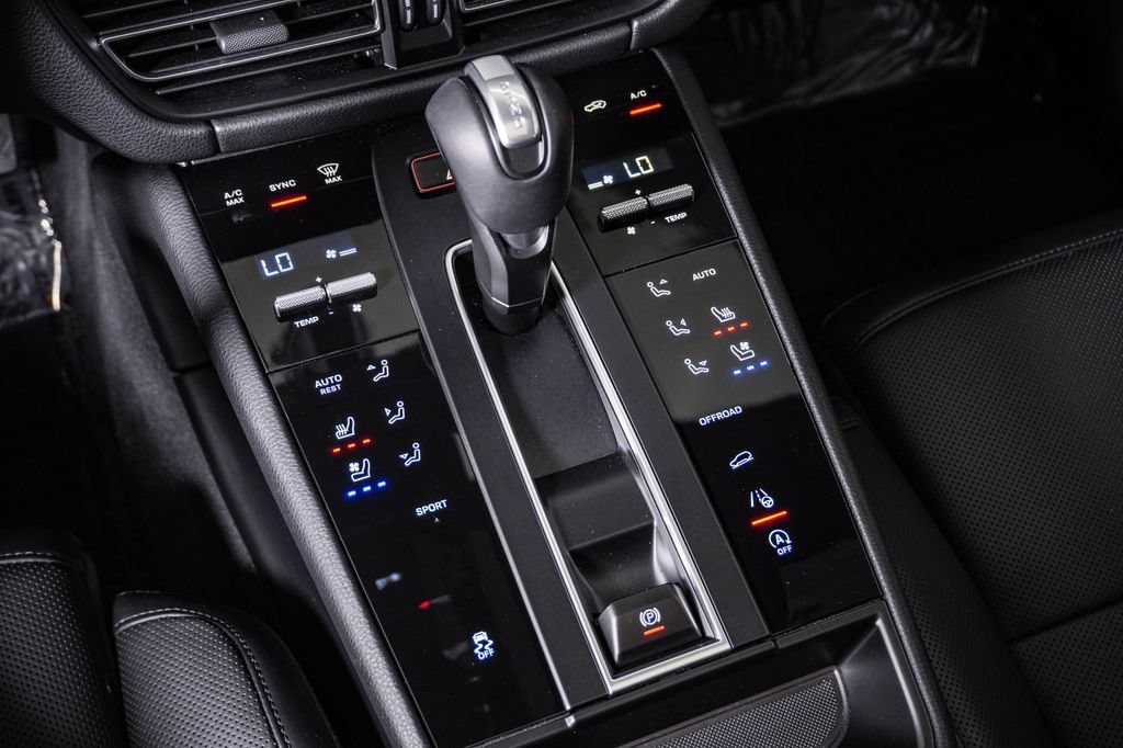 Certified 2026 Porsche Macan AWD/4WD image 24