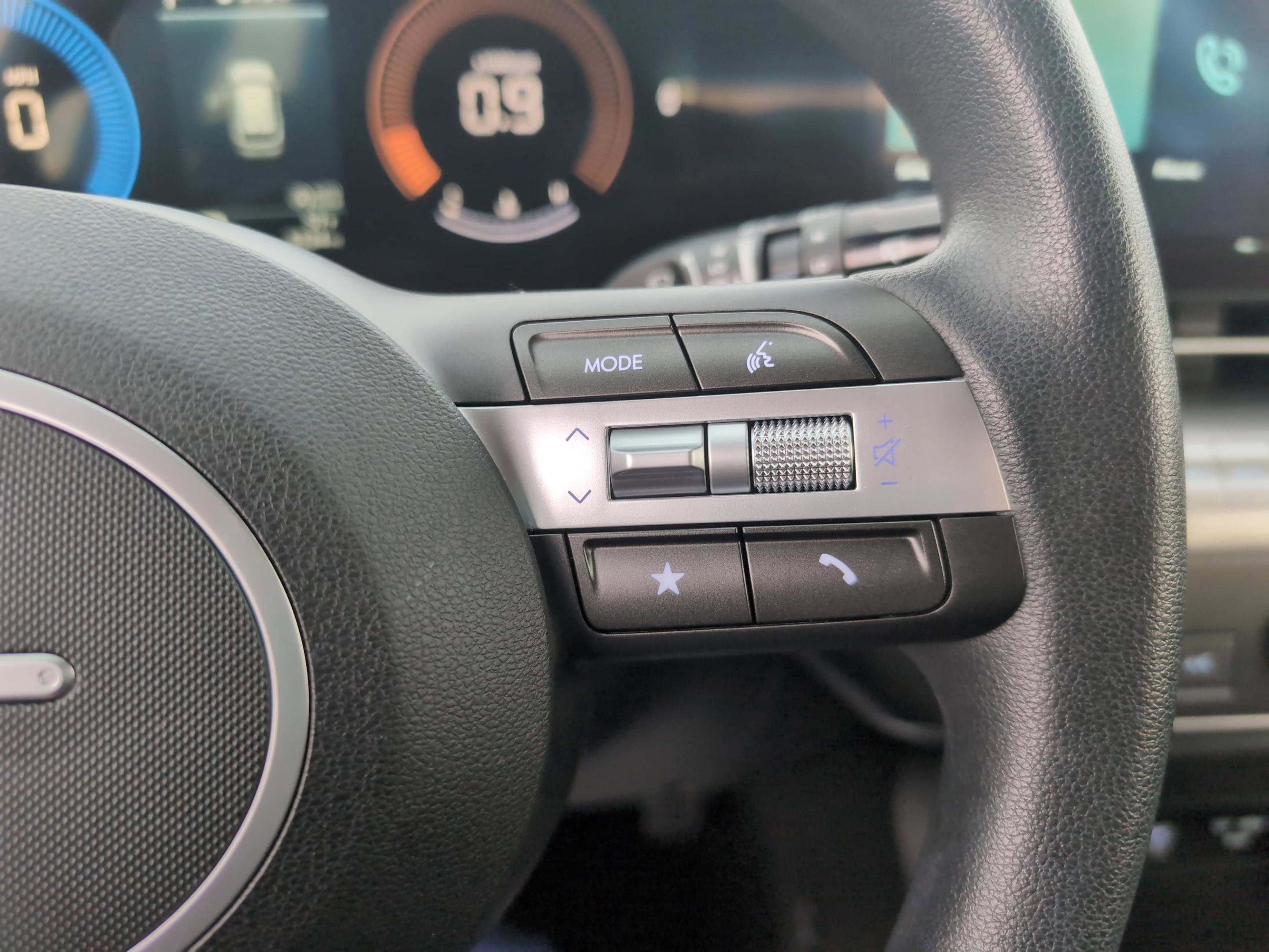 Used 2025 Hyundai Kona SE image 19