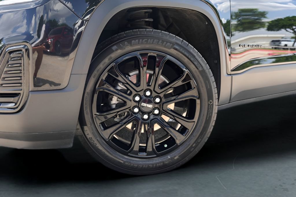 Used 2023 GMC Acadia SLE w/ Driver Convenience Package FWD image 4