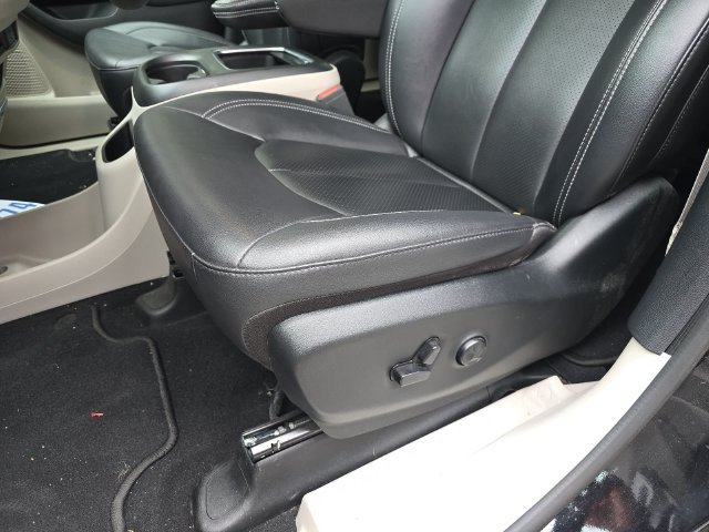 Used 2024 Chrysler Pacifica Touring-L FWD image 23