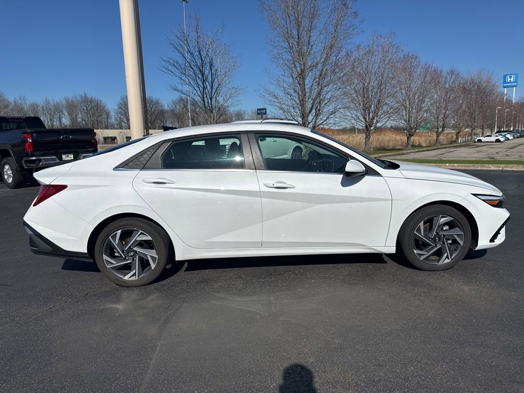 Used 2025 Hyundai Elantra SEL image 4