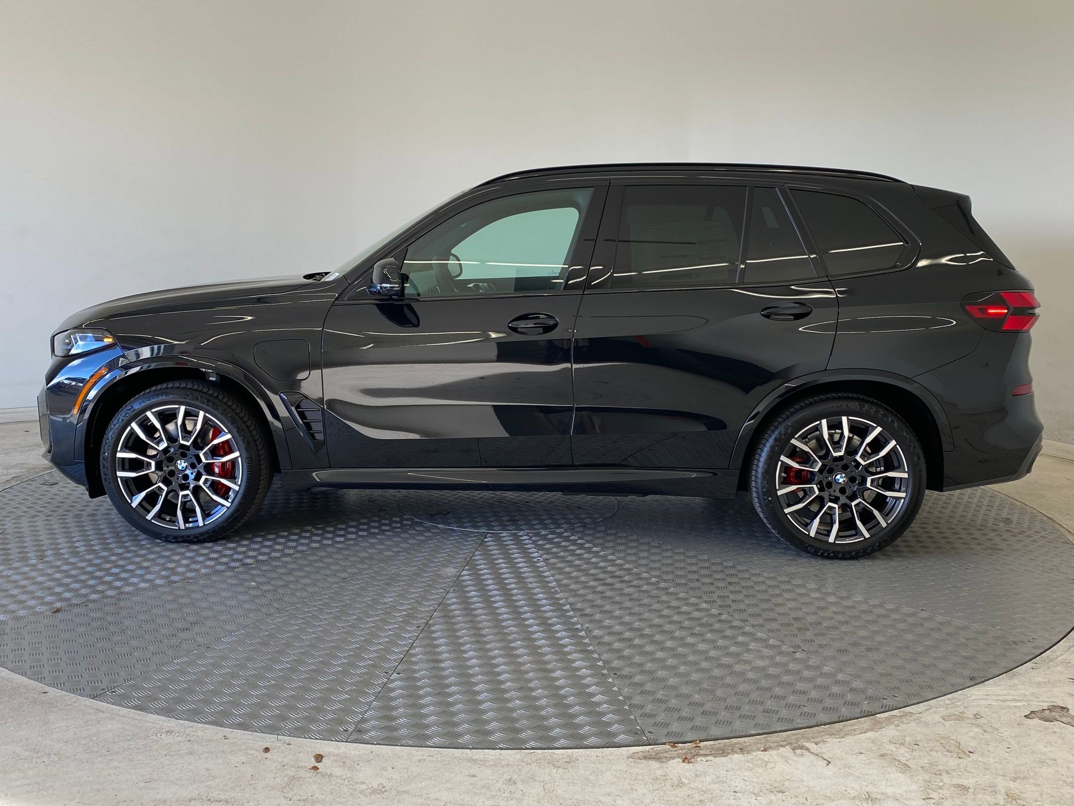 New 2026 BMW X5 xDrive50e w/ M Sport Package image 2
