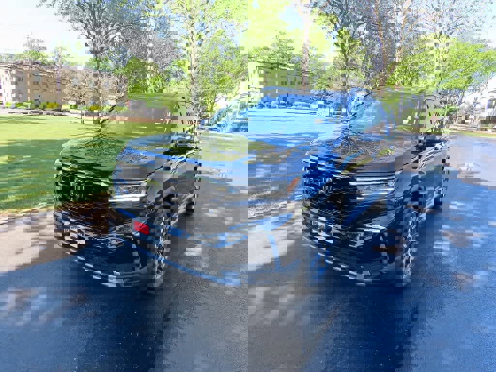 New 2025 Honda Pilot Touring image 1