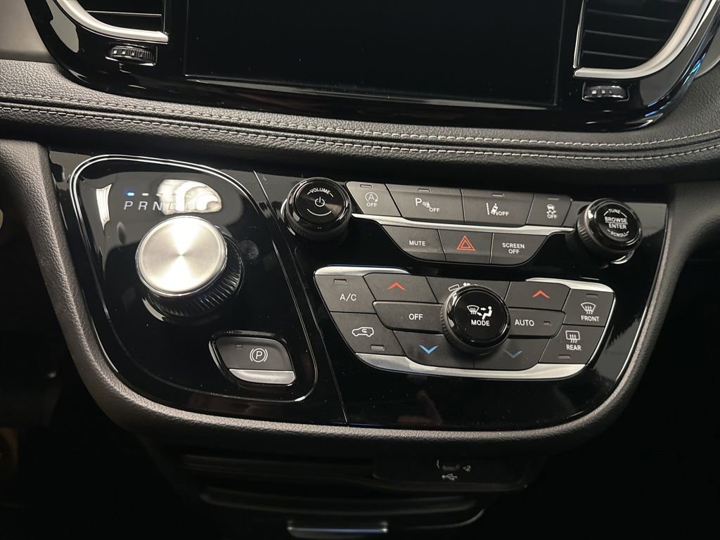 New 2027 Chrysler Pacifica Select AWD/4WD image 28
