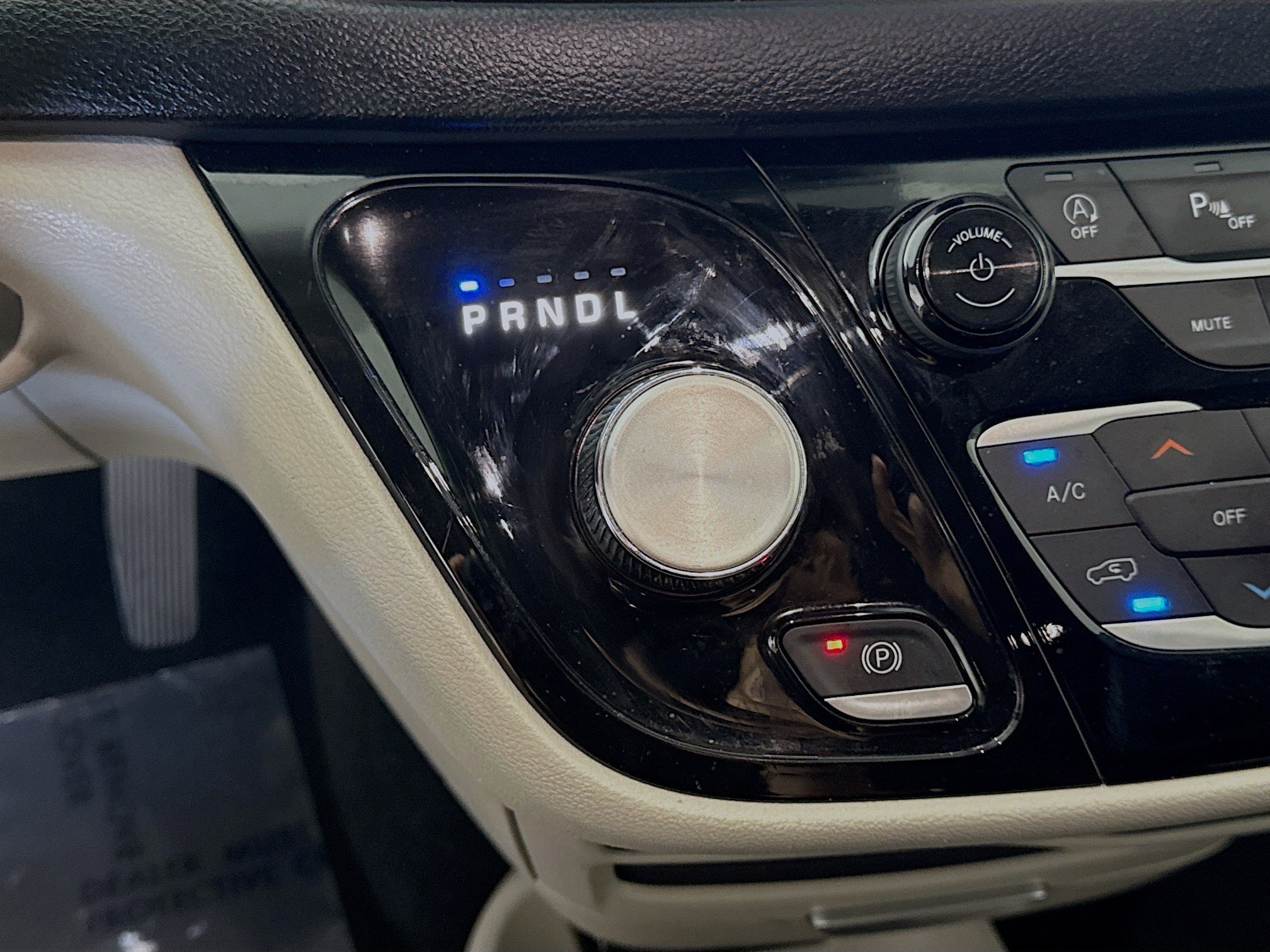 Used 2023 Chrysler Pacifica Touring-L image 20