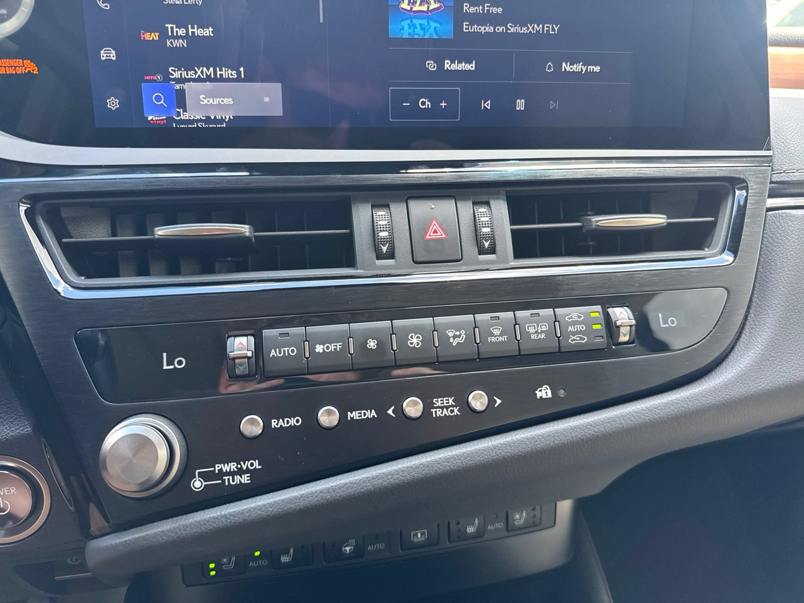 Used 2025 Lexus ES 300h Ultra Luxury w/ Accessory Package (Z1) FWD image 27