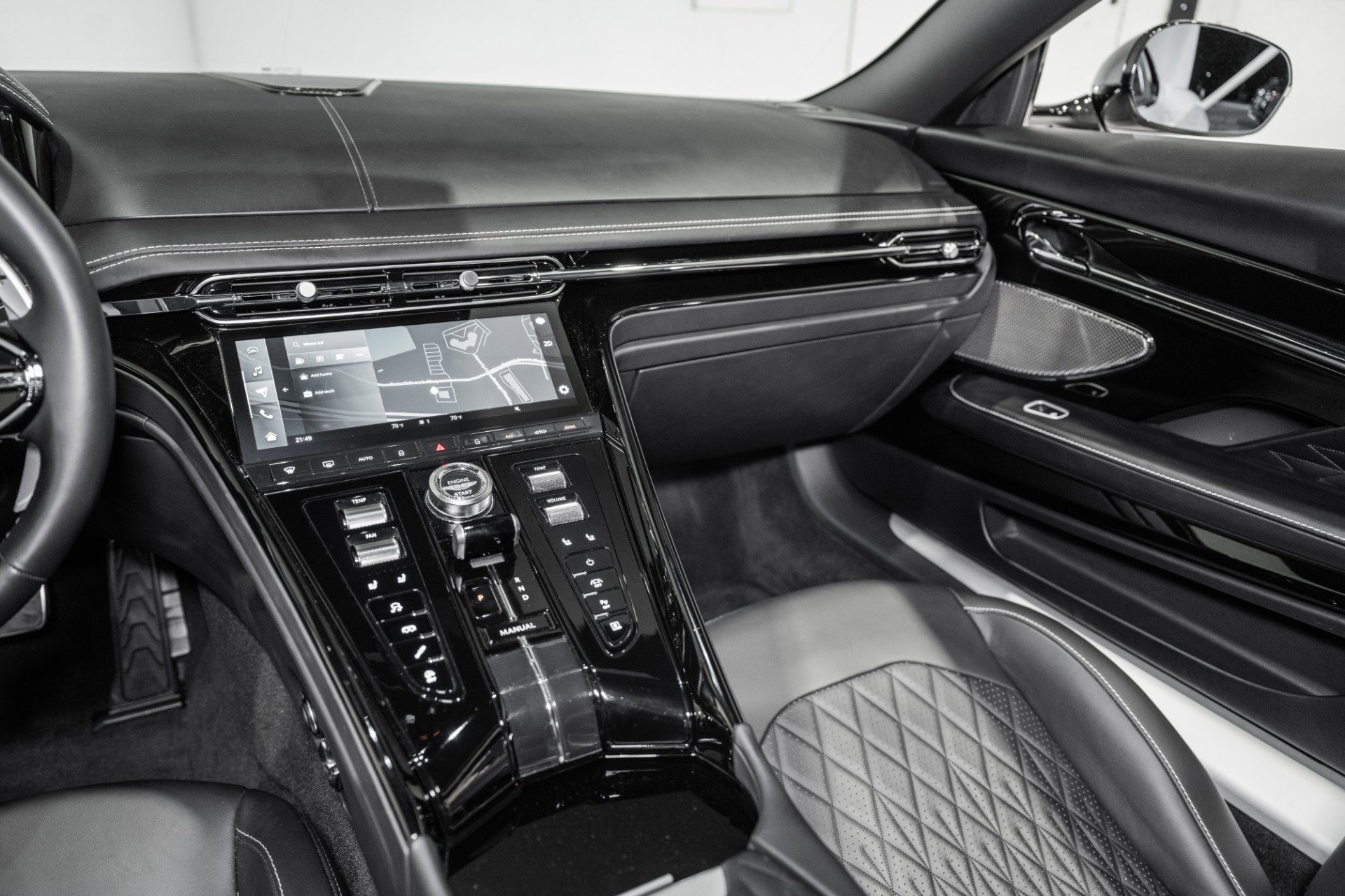 Used 2024 Aston Martin DB12 V8 image 21