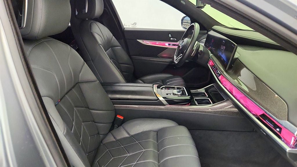 Used 2023 BMW 760i xDrive w/ Executive Package AWD/4WD image 23