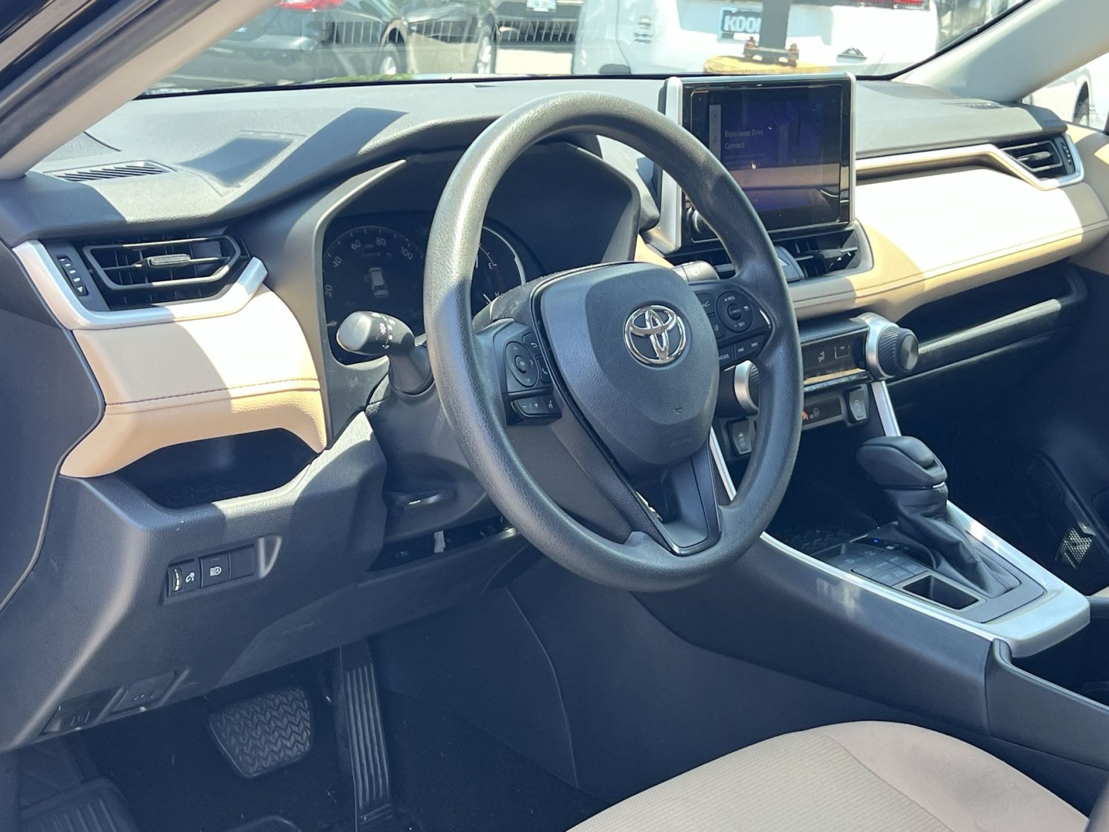Used 2023 Toyota RAV4 LE AWD/4WD image 16