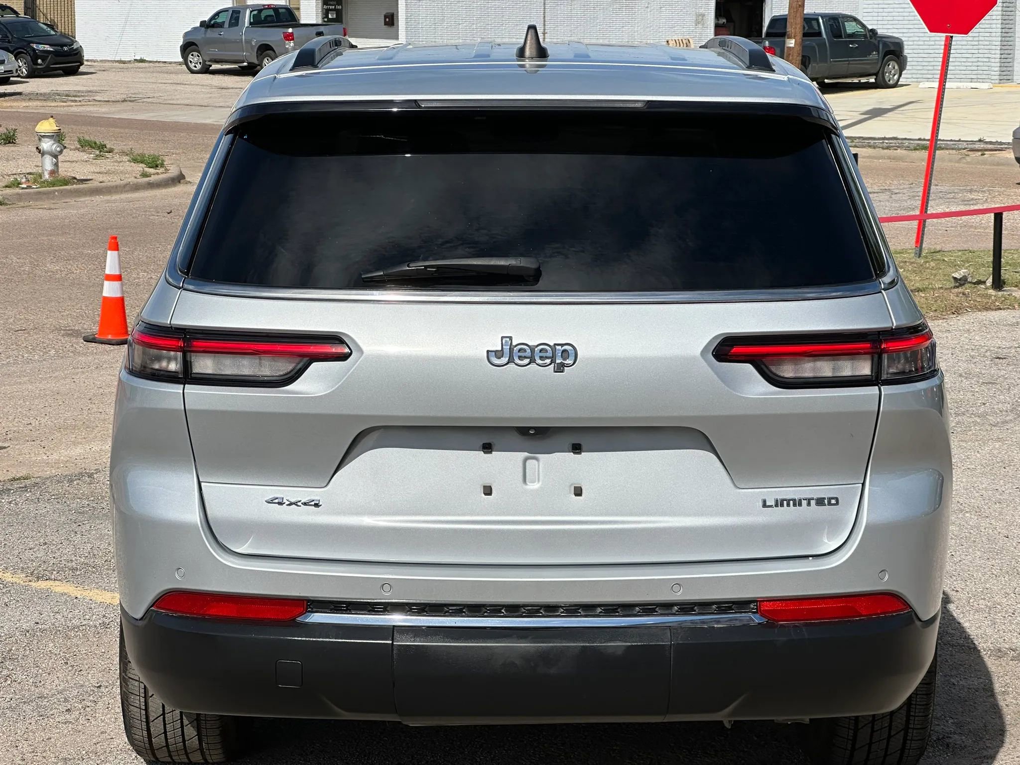 Used 2023 Jeep Grand Cherokee L Limited AWD/4WD image 5