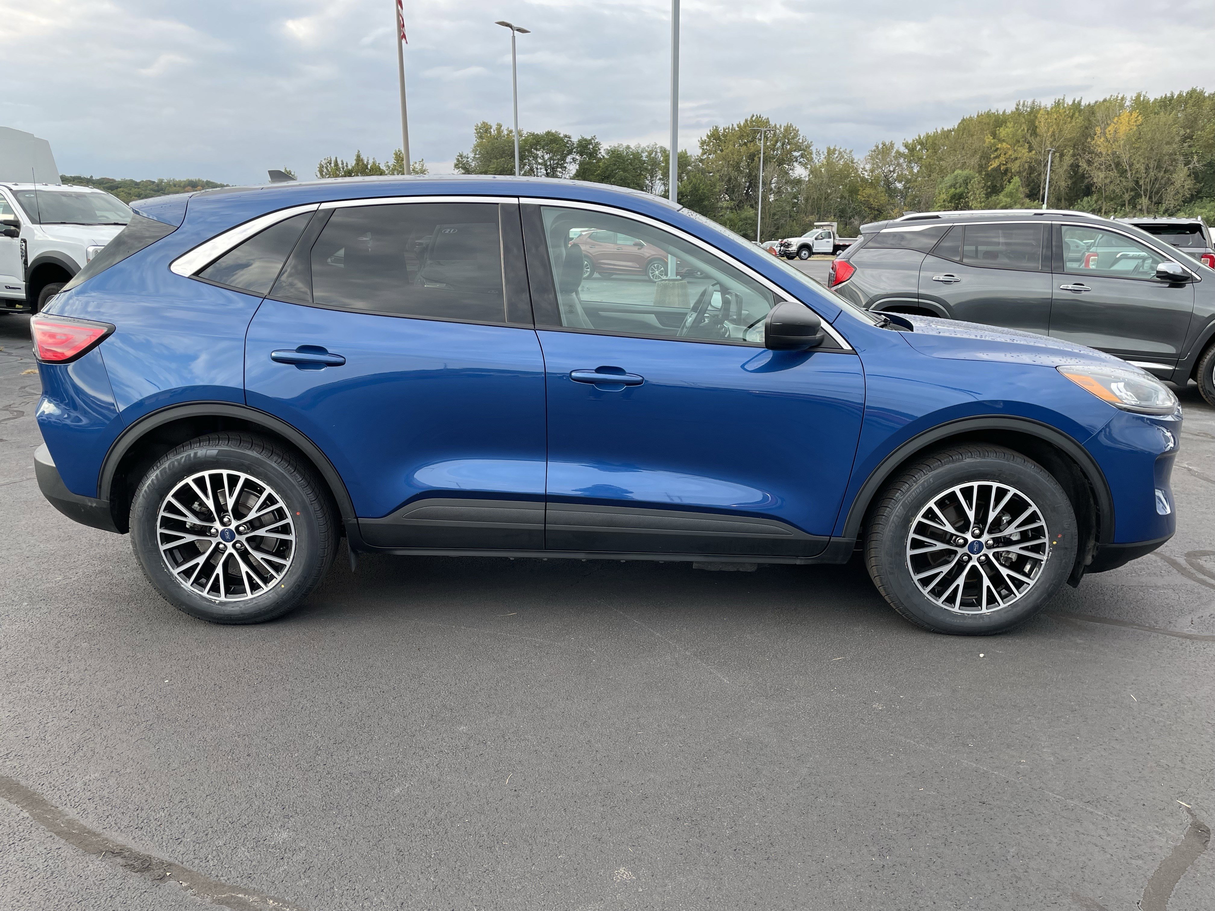 Used 2022 Ford Escape SE w/ Cold Weather Package image 8