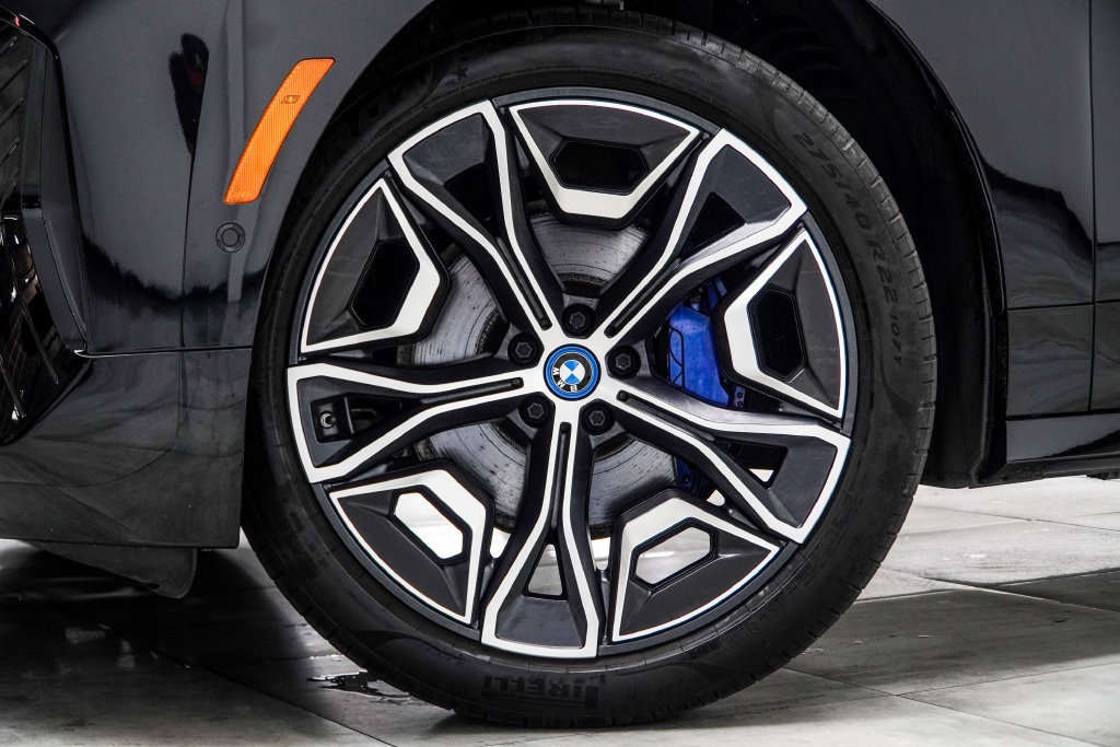 Used 2024 BMW iX xDrive50 w/ Premium Package AWD/4WD image 7