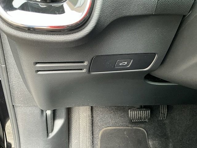 Certified 2025 Volvo XC40 B5 Plus image 23