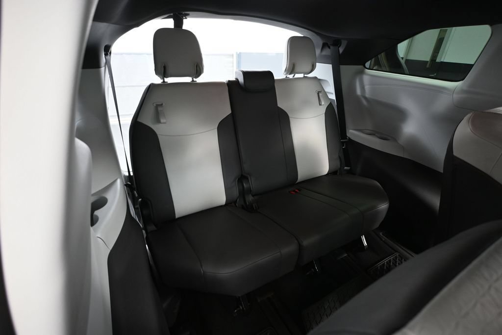 Used 2021 Toyota Sienna XSE FWD image 36