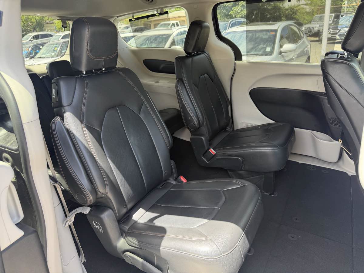 Used 2017 Chrysler Pacifica Touring-L w/ Tire & Wheel Group FWD image 15