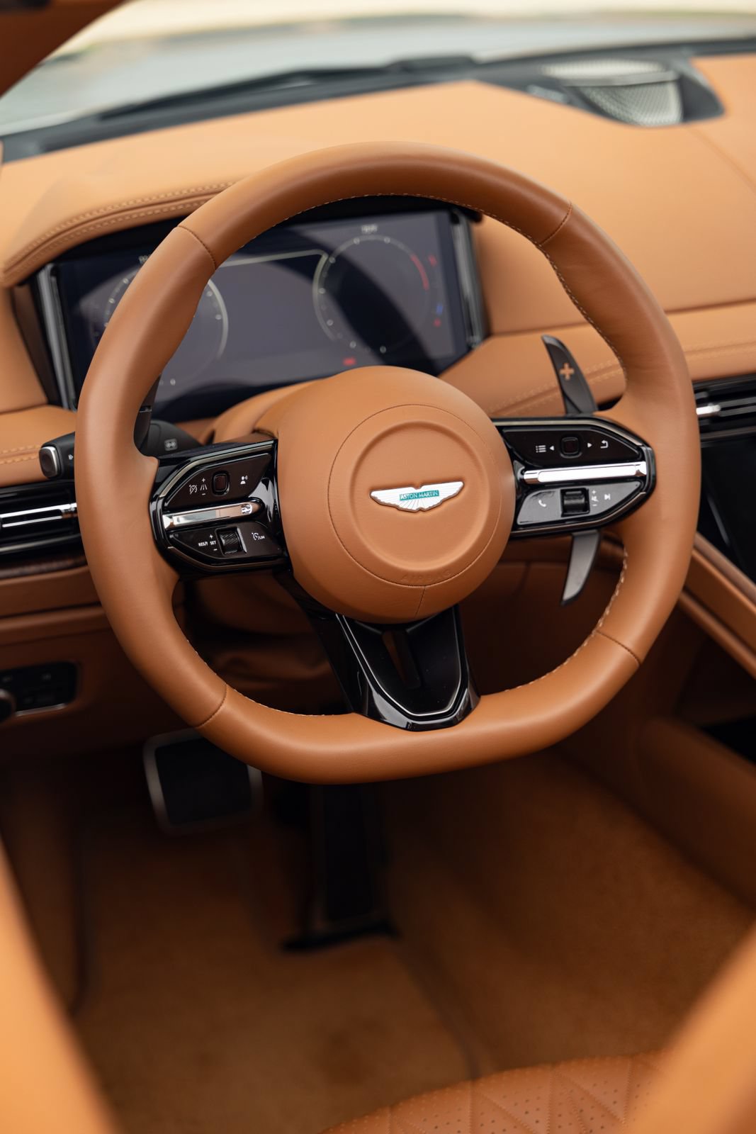 Used 2024 Aston Martin DB12 Convertible RWD image 10