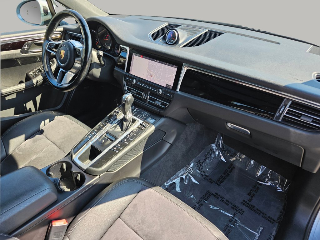Used 2021 Porsche Macan w/ Premium Package image 27