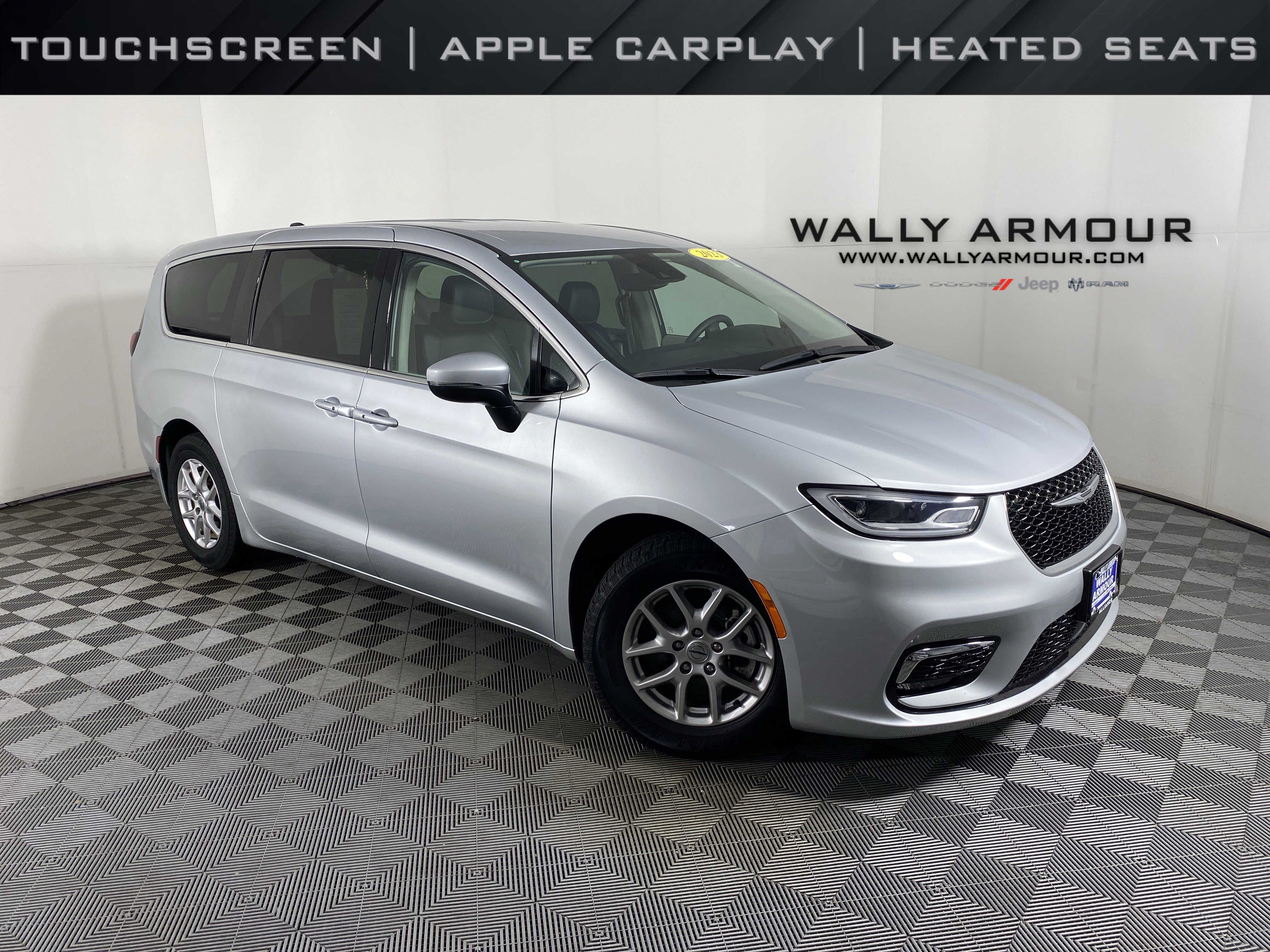 Used 2023 Chrysler Pacifica Touring-L image 1