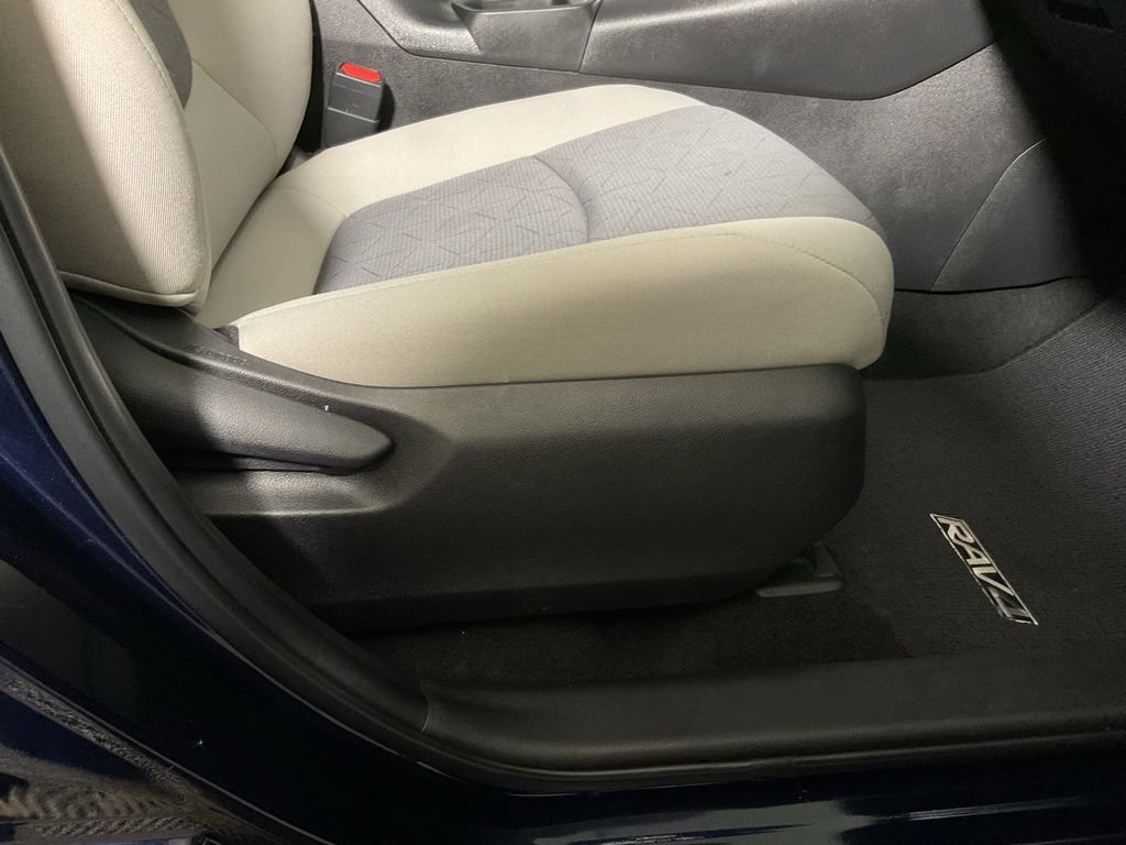 Used 2022 Toyota RAV4 XLE AWD/4WD image 37