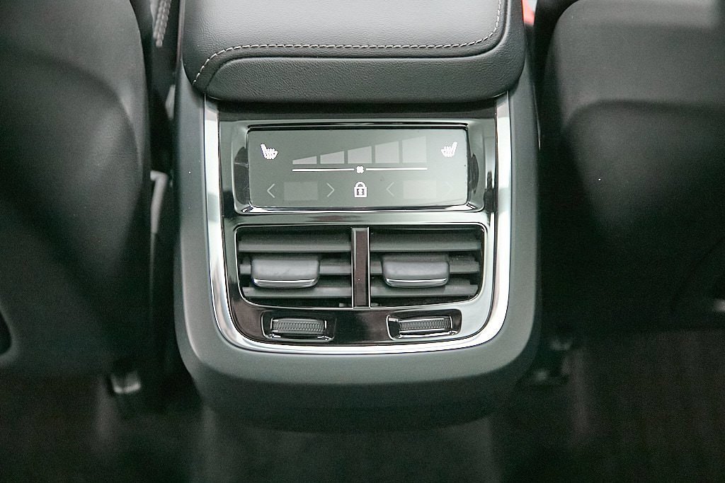 Certified 2023 Volvo XC60 B5 Ultimate w/ Climate Package image 22