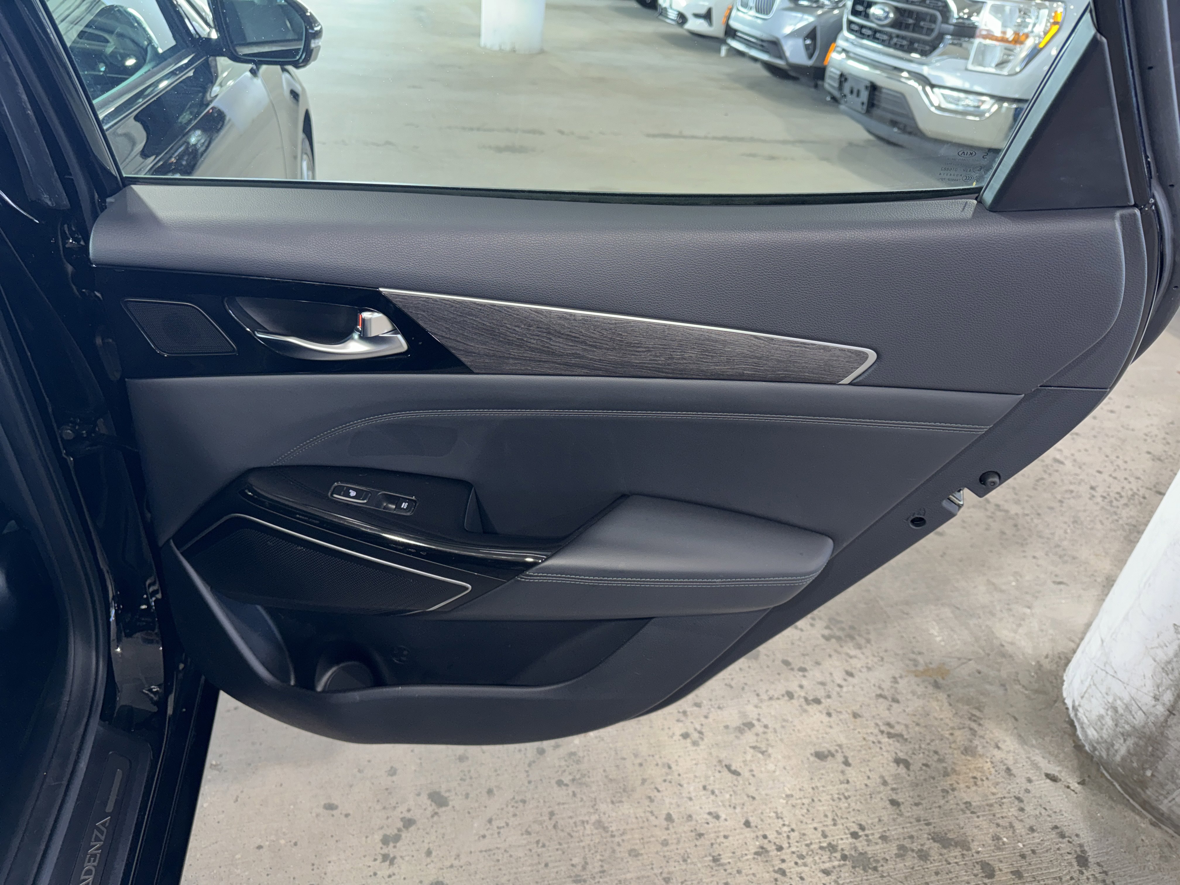 Used 2020 Kia Cadenza Limited image 11