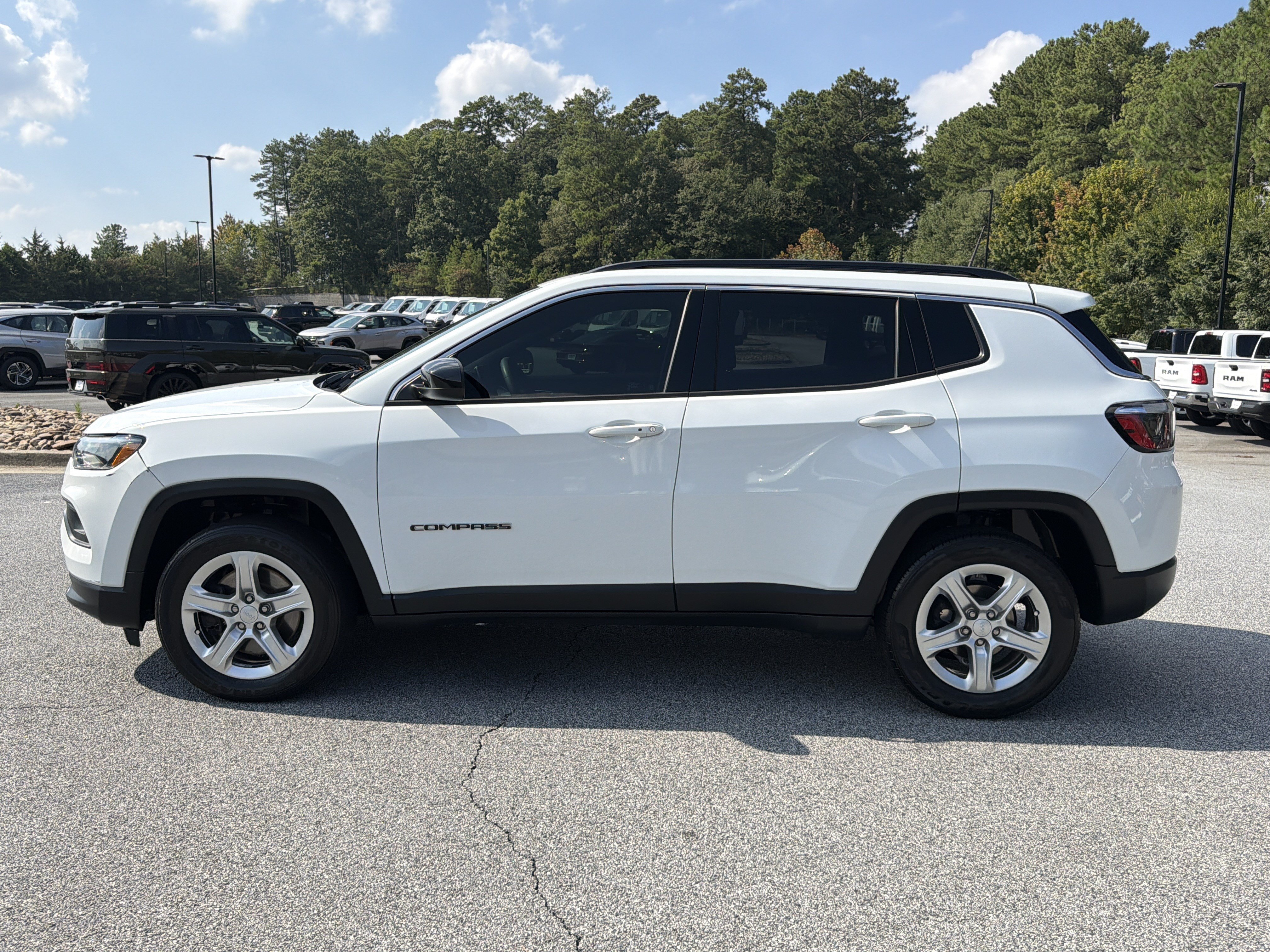 Used 2023 Jeep Compass Latitude AWD/4WD image 4