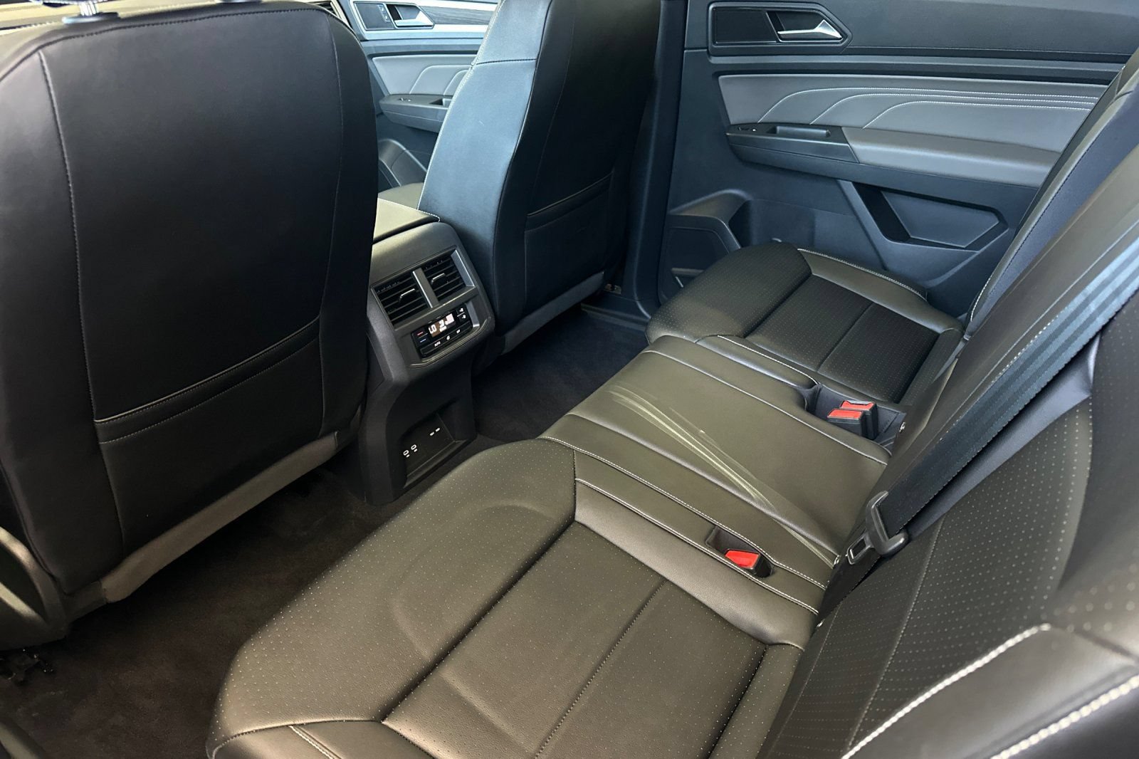 Used 2023 Volkswagen Atlas SE w/ Panoramic Sunroof Package FWD image 12